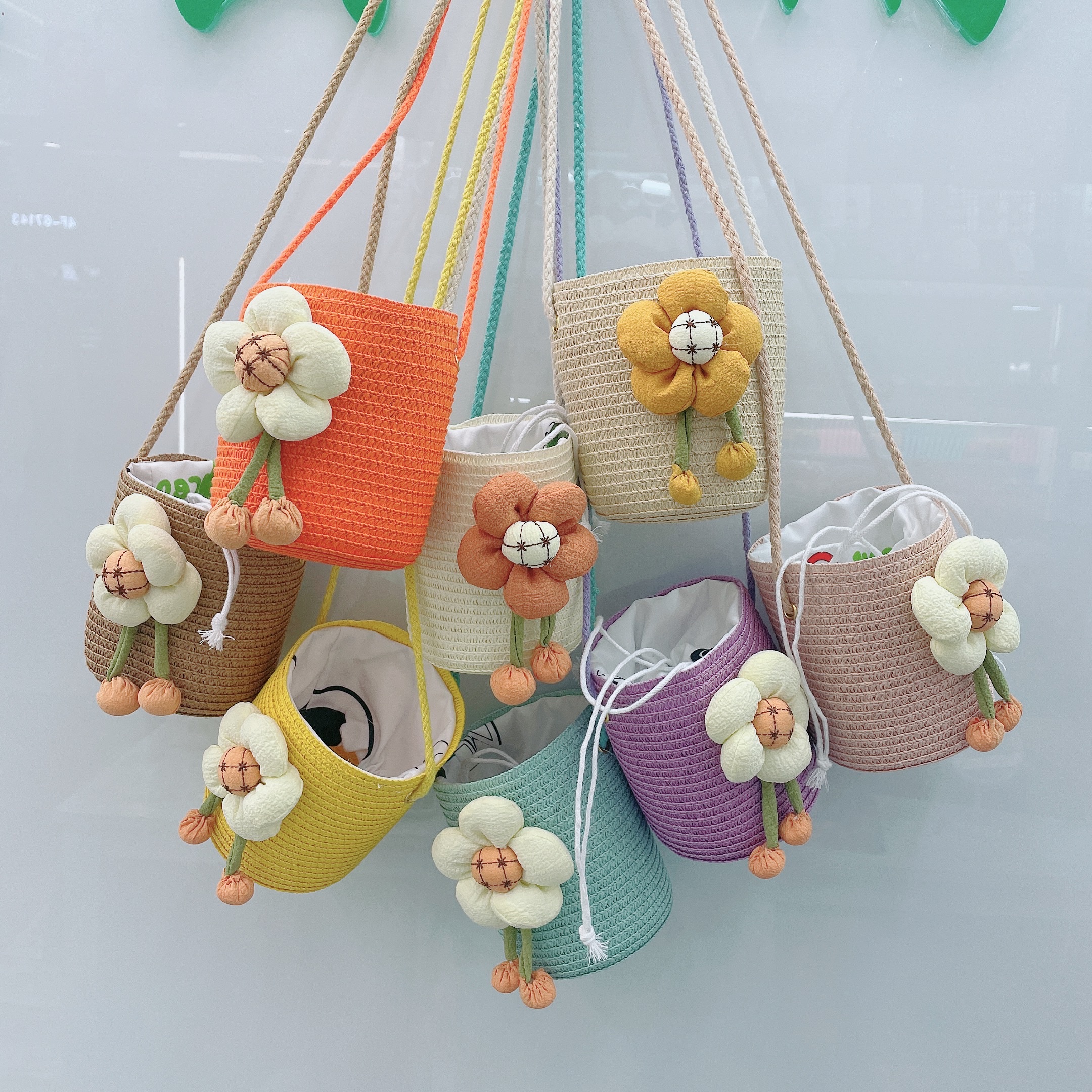 New straw woven bags, hand-woven mobile phone bags, travel and vacation cup-shaped flower bags, beach bags, crossbody bags, wholesale mini small bags