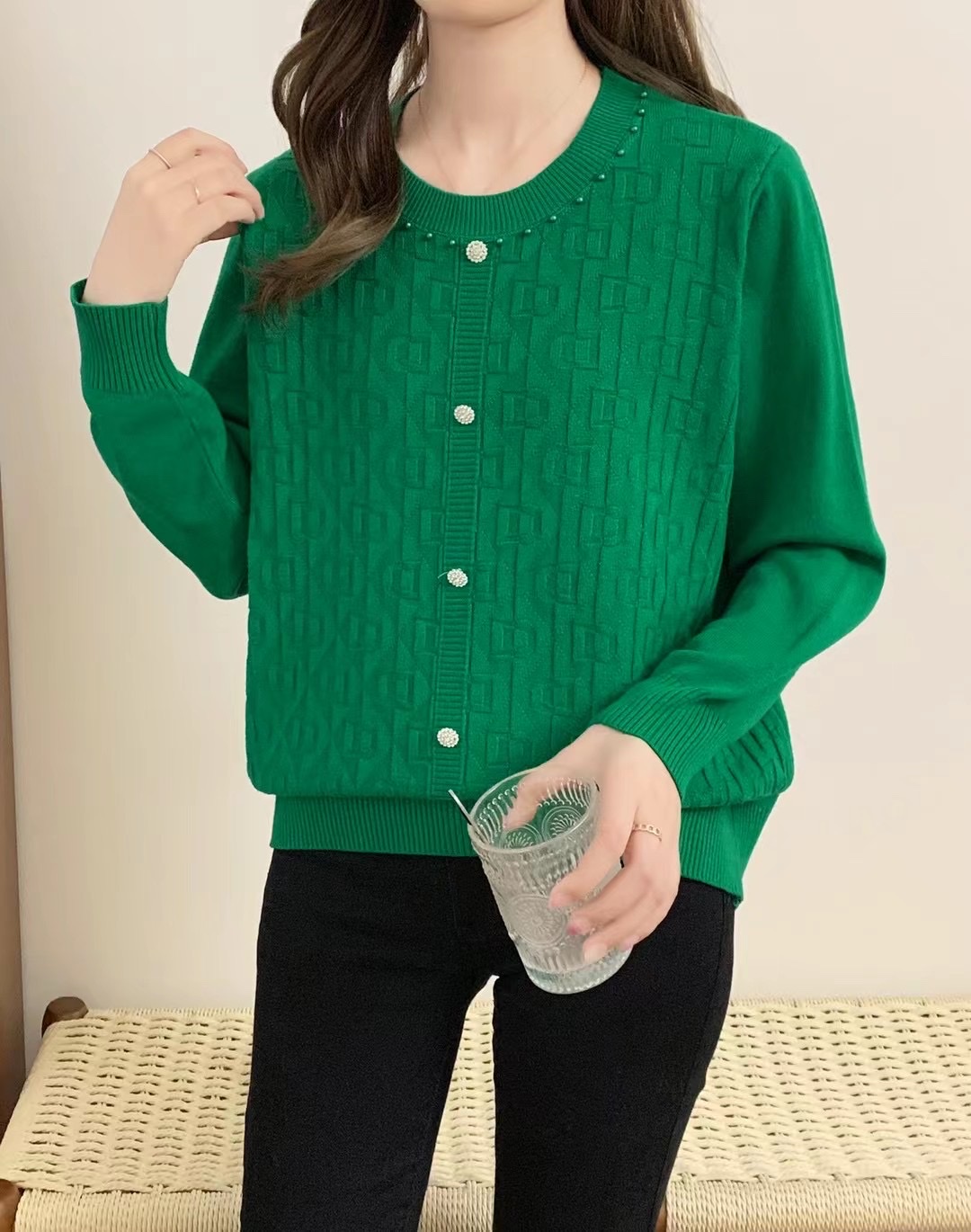 New product on the market! 2023 Autumn/Winter women's clothing, high-quality knitted sweaters, single-color long-sleeved tops, warm your winter. Limited-time purchase, you'll regret it if you don't buy! Specification image