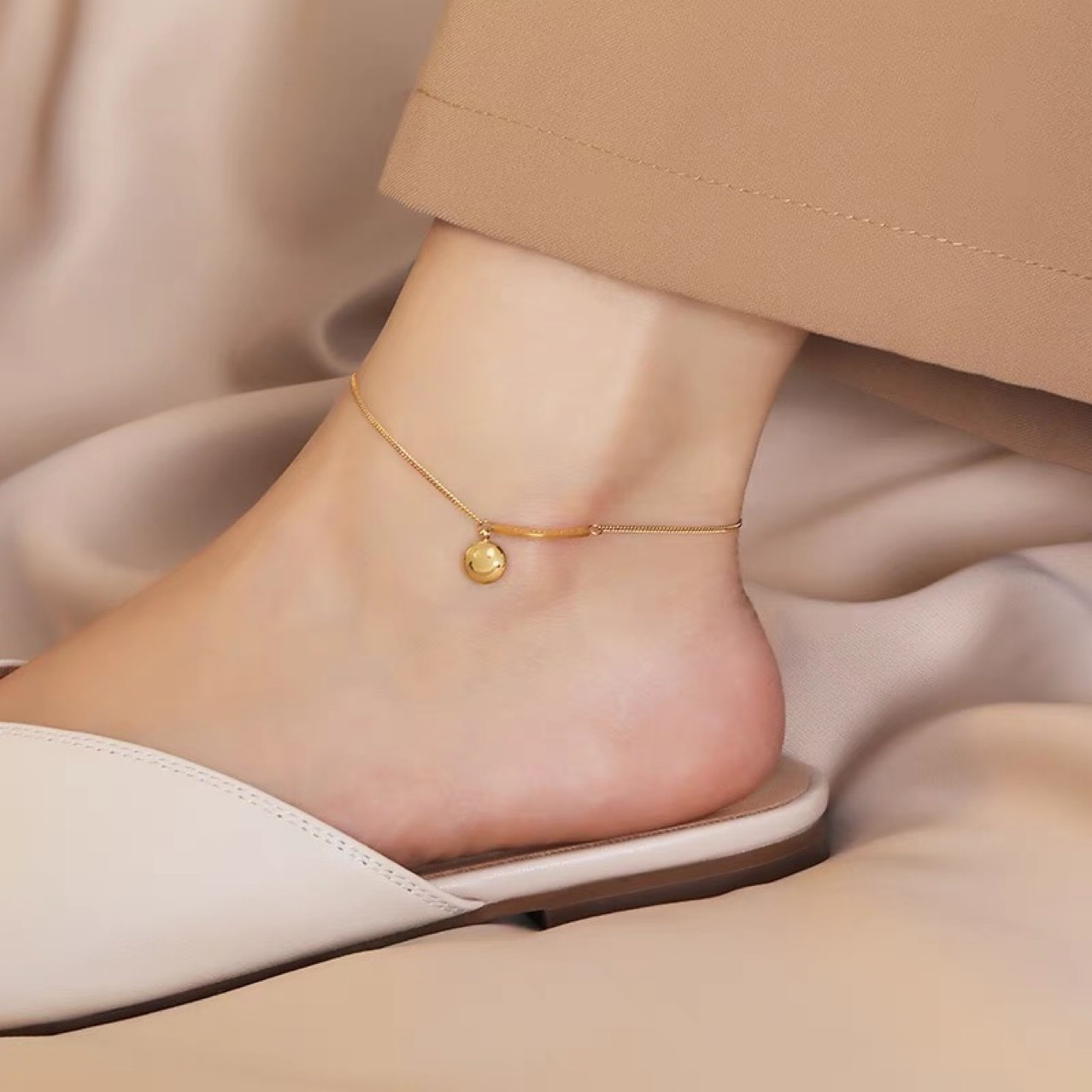 Simple and niche design smiling face bracelet women light luxury advanced sense plated 18K gold 2023 new explosive titanium steel foot chain details Picture