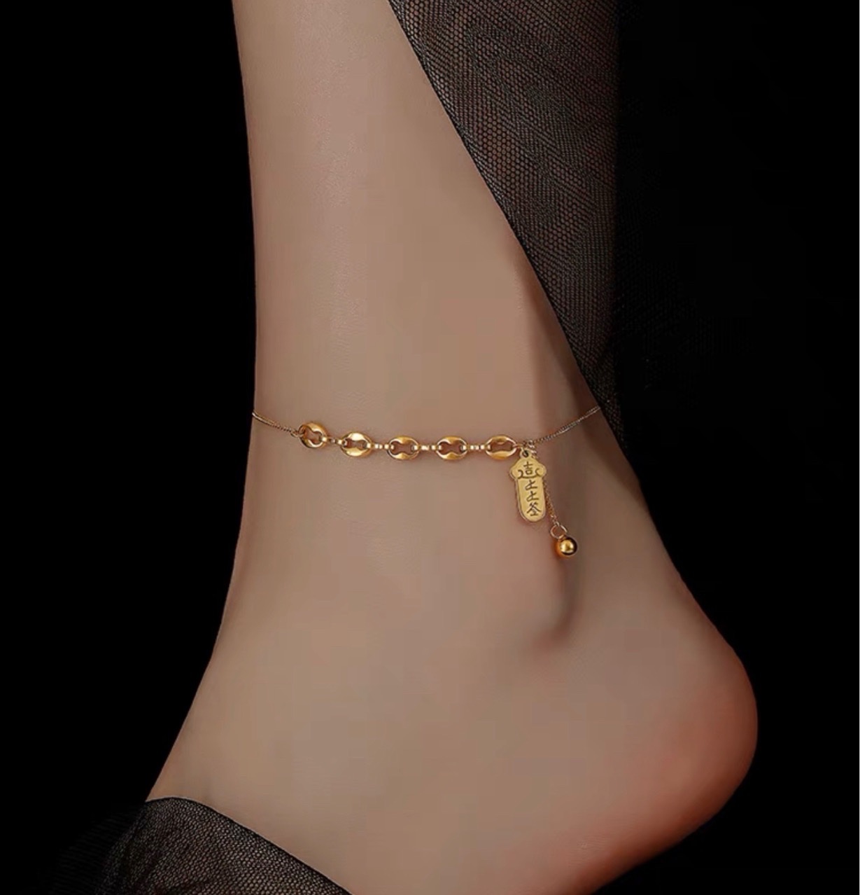 Signed on the anklet girl fashion ins niche high-grade design sense titanium steel does not fade good luck foot chain Application Scenario
