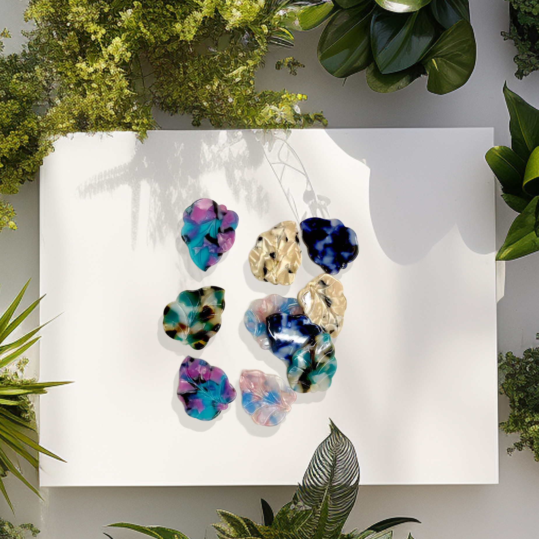 100个时尚精致可爱DIY迷你小树叶醋酸耳环吊坠配件DIY搭配树叶形状醋酸材质环保材质混色多种颜色带花纹叶状耳环产品图