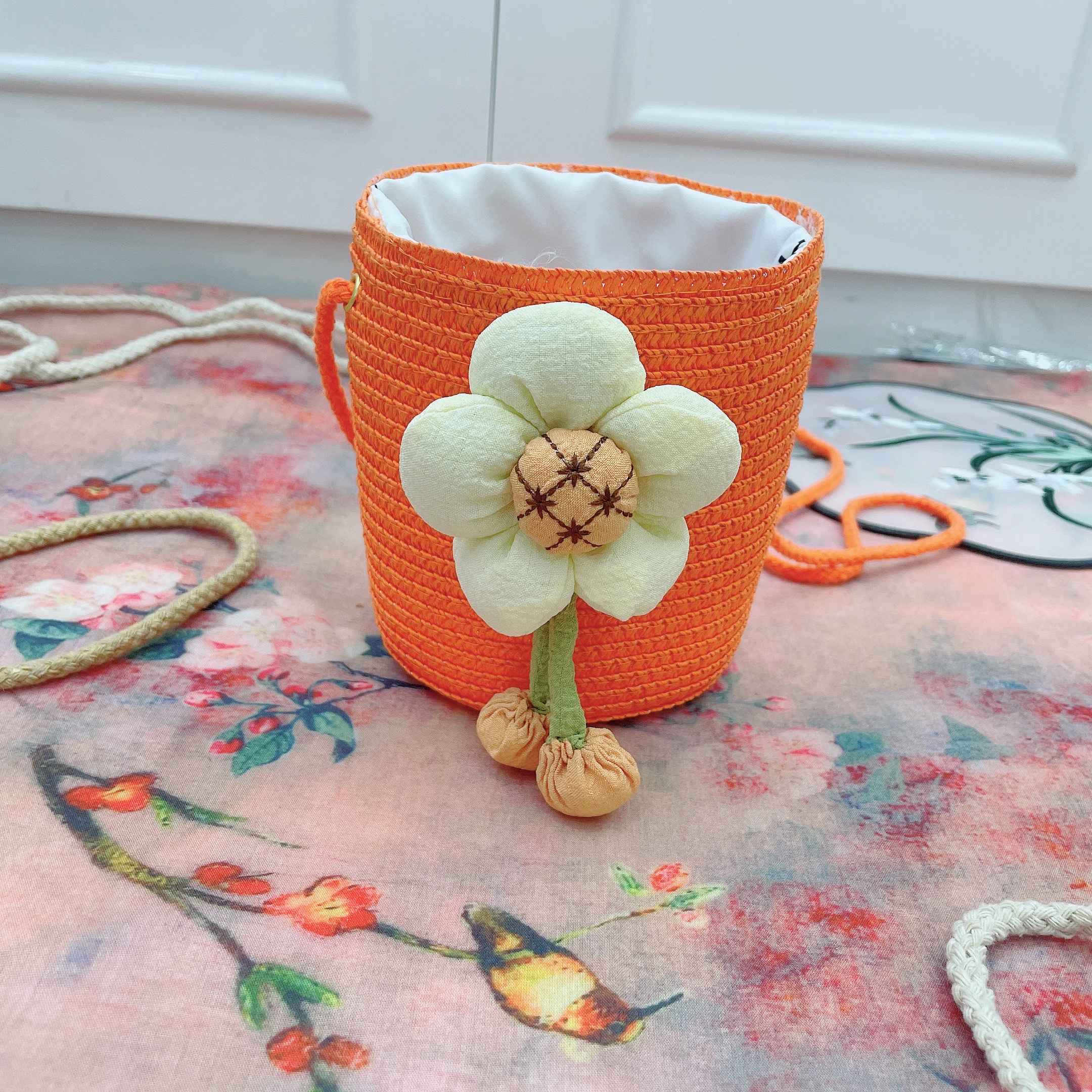 New straw woven bags, hand-woven mobile phone bags, travel and vacation cup-shaped flower bags, beach bags, crossbody bags, wholesale mini small bags Application Scenario
