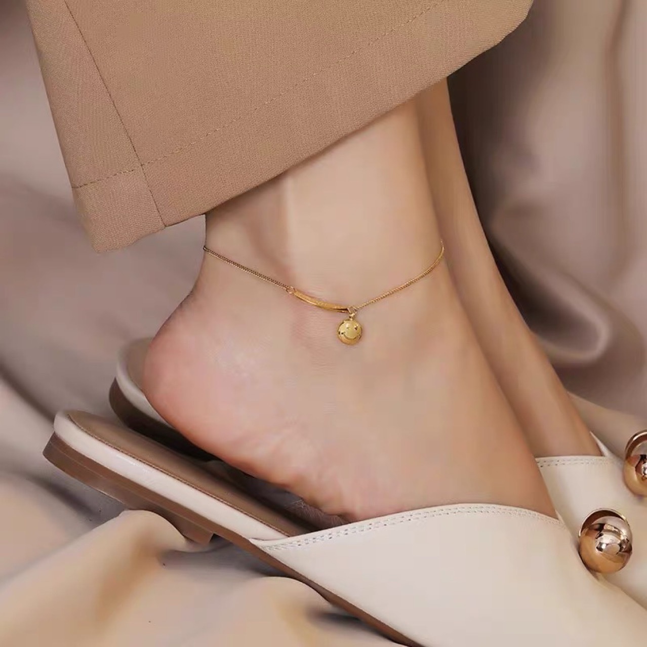 Simple and niche design smiling face bracelet women light luxury advanced sense plated 18K gold 2023 new explosive titanium steel foot chain full figure