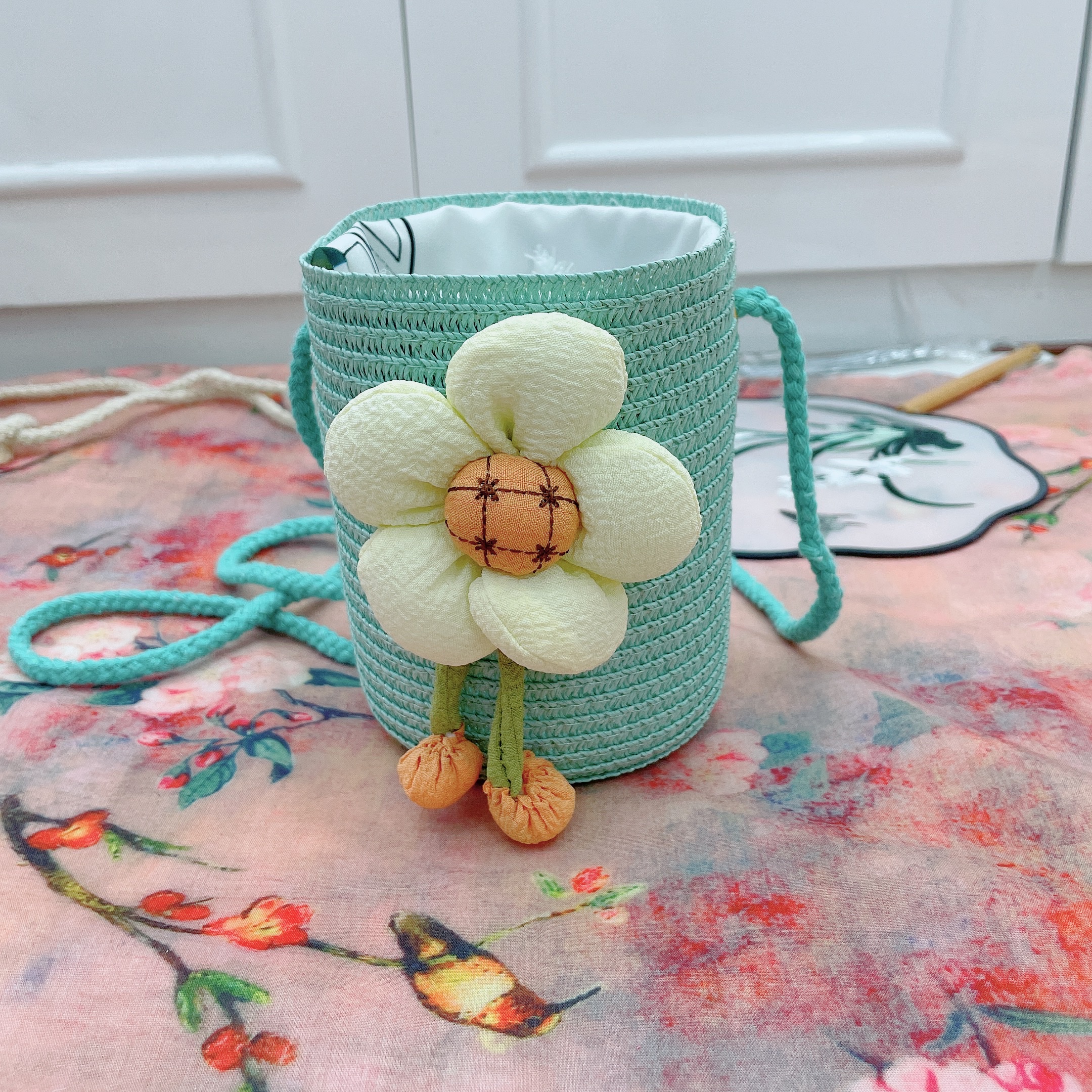 New straw woven bags, hand-woven mobile phone bags, travel and vacation cup-shaped flower bags, beach bags, crossbody bags, wholesale mini small bags Item Picture