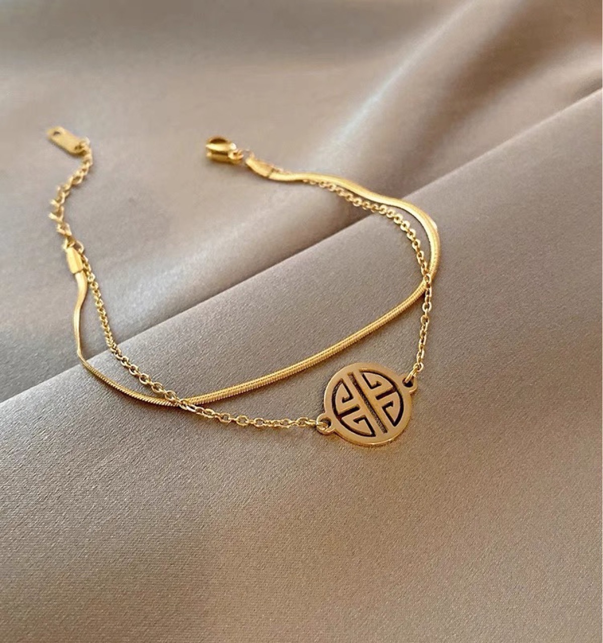 Vintage titanium steel double-layer fortune tag bracelet female INSTAGRAM niche design light luxury delicate lucky hand decoration simple personality Specification drawing