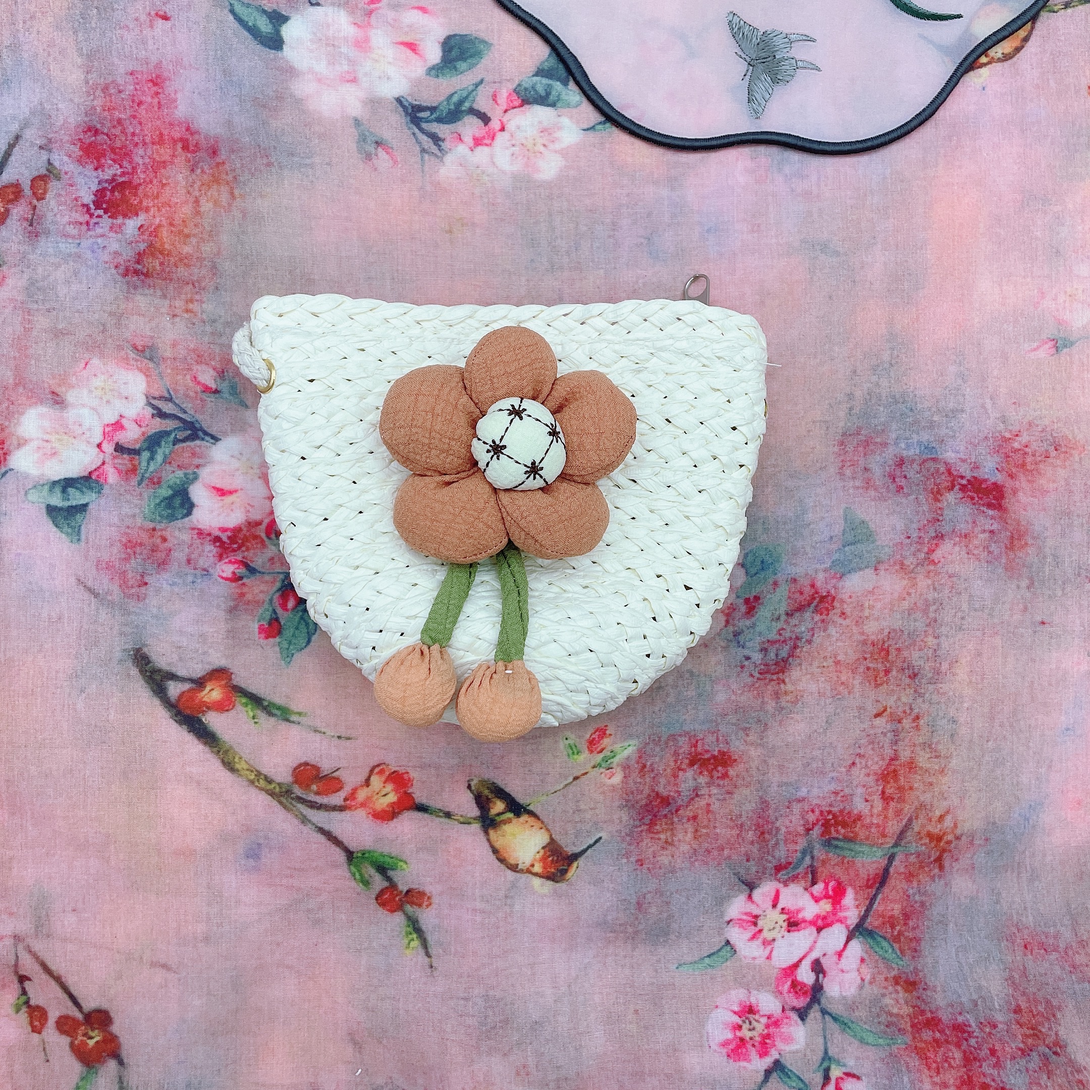 New straw woven bags, hand-woven bags, seaside vacation, cute flower dumpling bags, beach bags, mini crossbody shell bags, wholesale for scenic spots Application Scenario