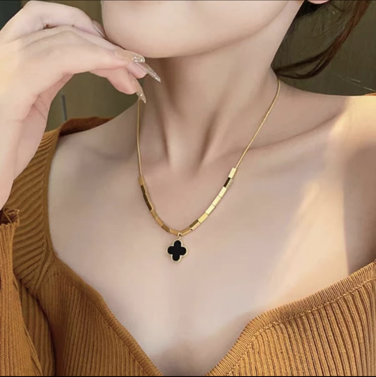 Double-sided black and white two wear four flowers classic advanced choker simple jewelry niche does not fade thumbnail