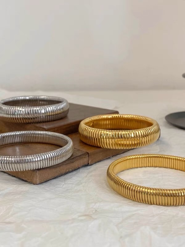 Gold elastic titanium steel snake bone wide bracelet female European and American minority exaggerated silver metal lap bracelet bracelet Specification drawing