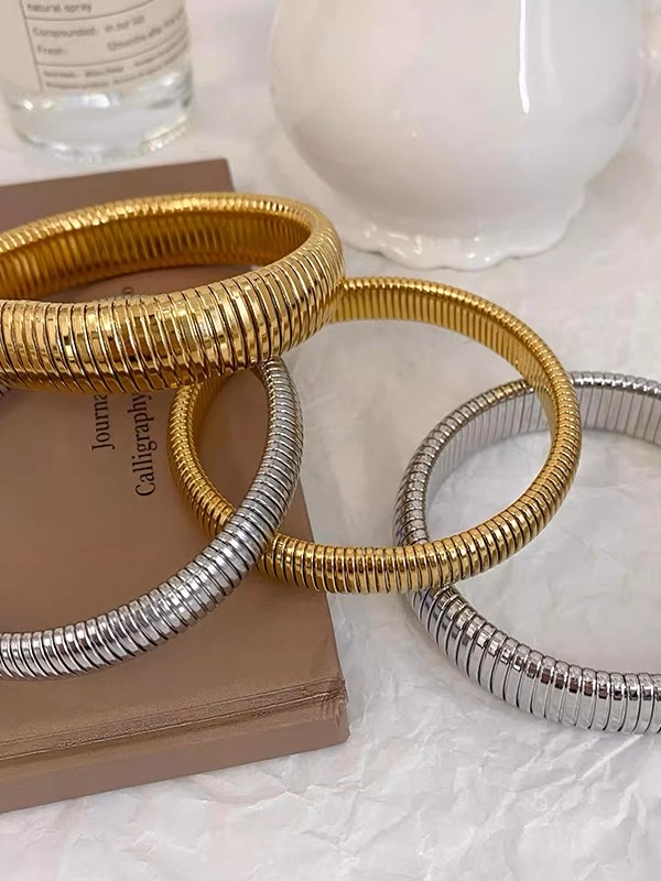 Gold elastic titanium steel snake bone wide bracelet female European and American minority exaggerated silver metal lap bracelet bracelet details Picture