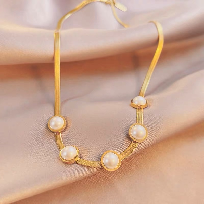 高级感珍珠宽扁项链女小众设计感名暖气质欧美百搭锁骨链钛钢图