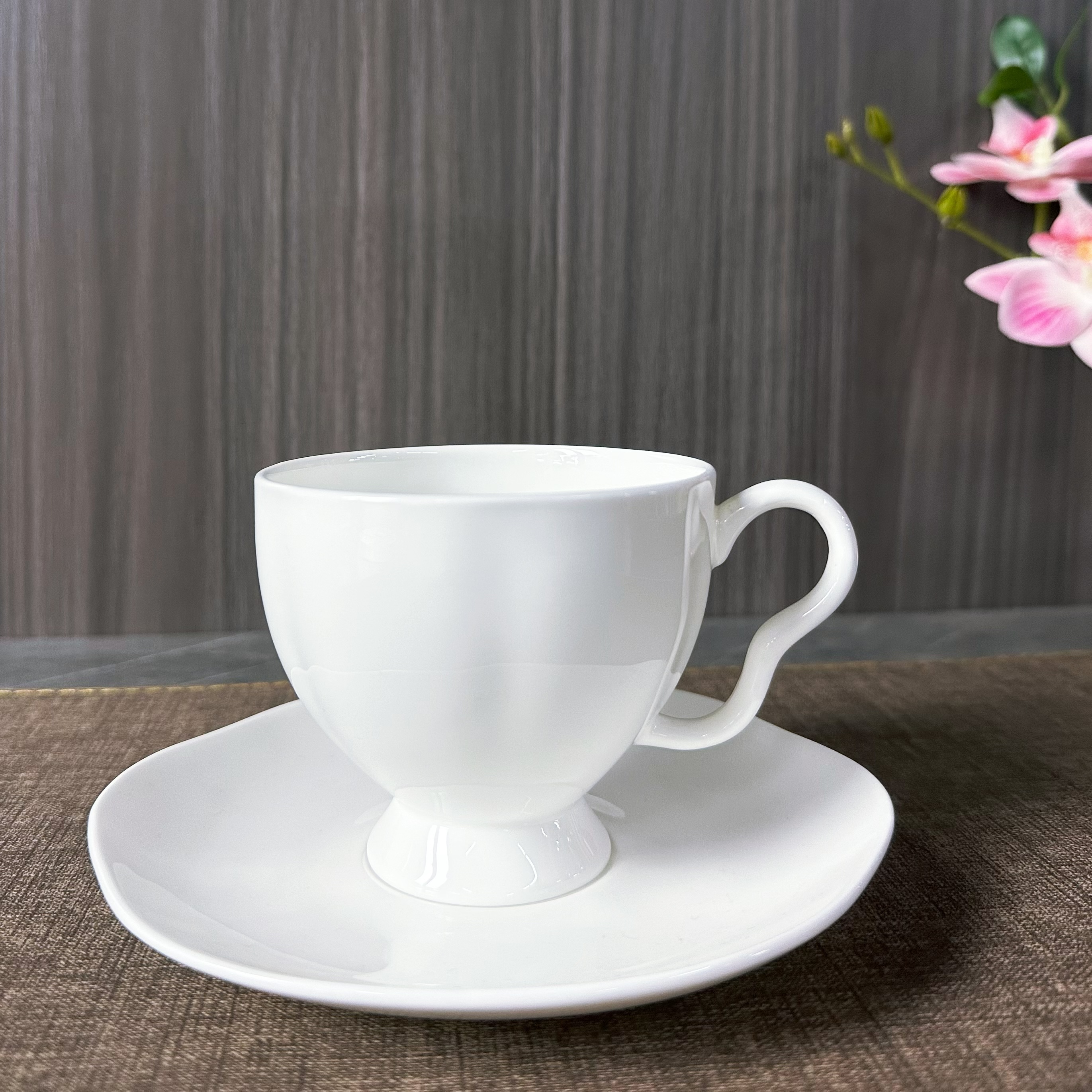 Classic white porcelain bone China Lotus coffee cup and plate set, two-piece set, hotel, restaurant, buffet, commercial and household