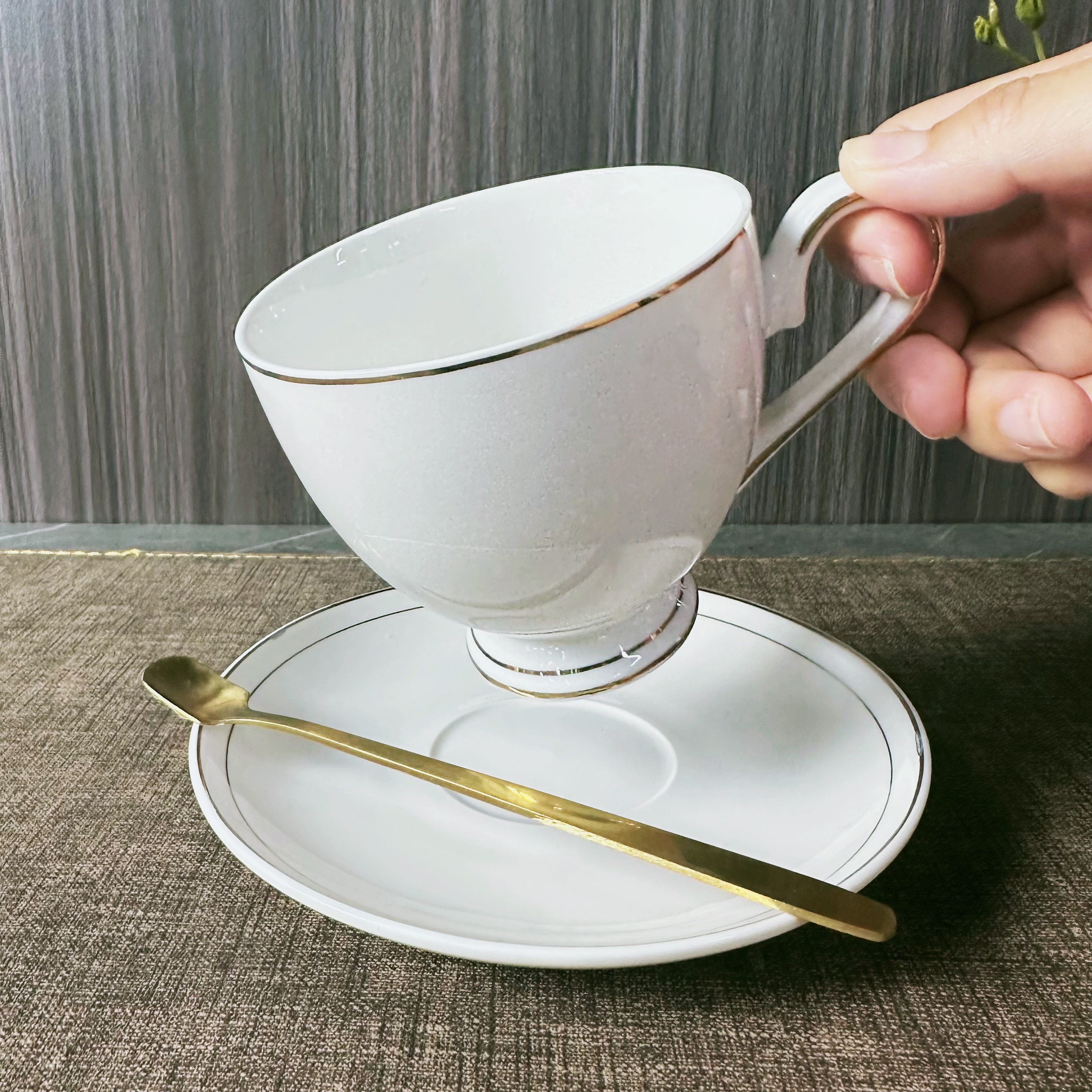 White porcelain gold edge Hong Kong-style coffee cup, plate and spoon set of three pieces, suitable for home use in hotels, restaurants, clubs, coffee shops, banquets and buffets Application Scenario