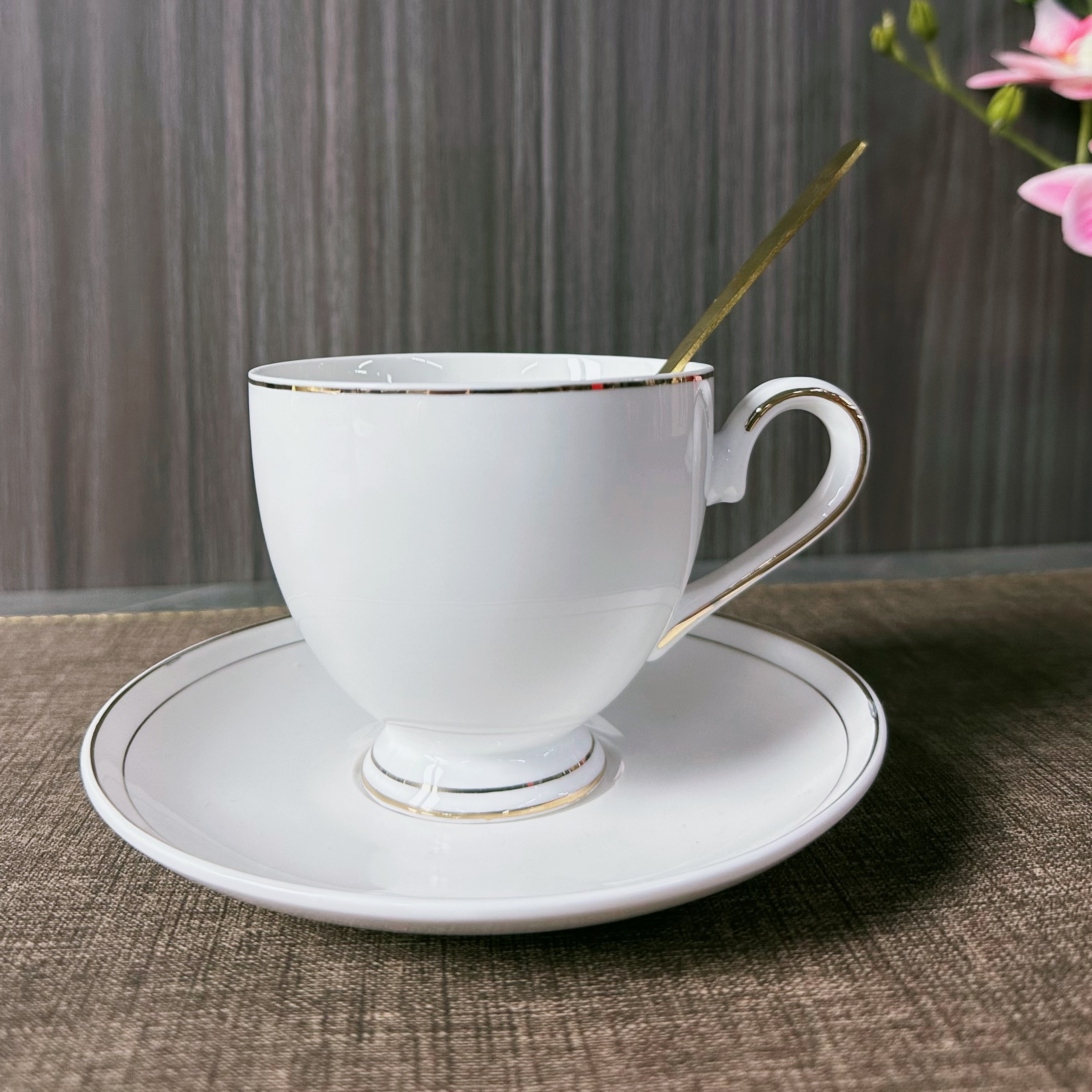 White porcelain gold edge Hong Kong-style coffee cup, plate and spoon set of three pieces, suitable for home use in hotels, restaurants, clubs, coffee shops, banquets and buffets