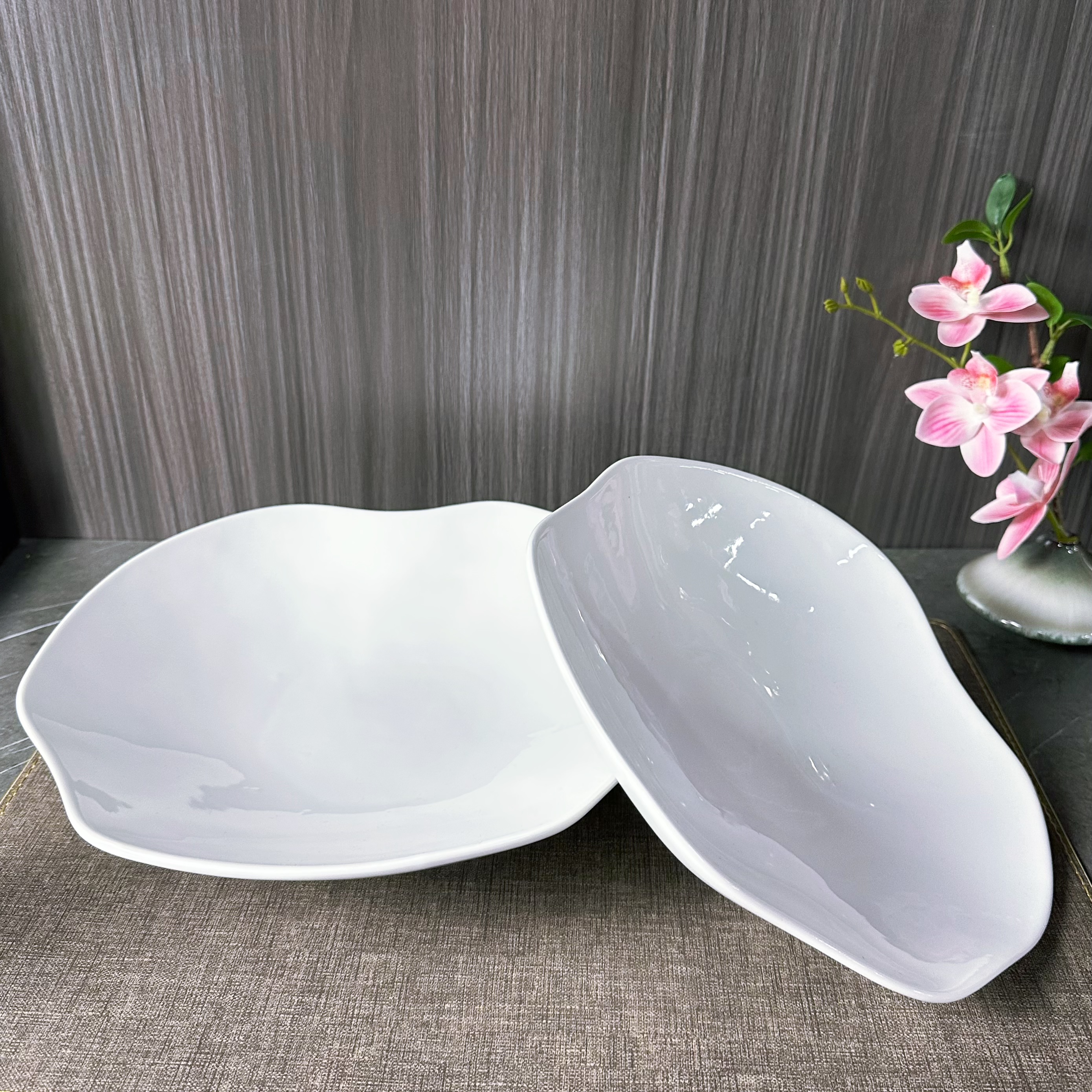 Classic white porcelain irregularly edge-shaped plates, 9.5-inch and 11.5-inch shallow plates and bowls, creative ceramic tableware, hotel, restaurant, banquet, commercial and household Application Scenario