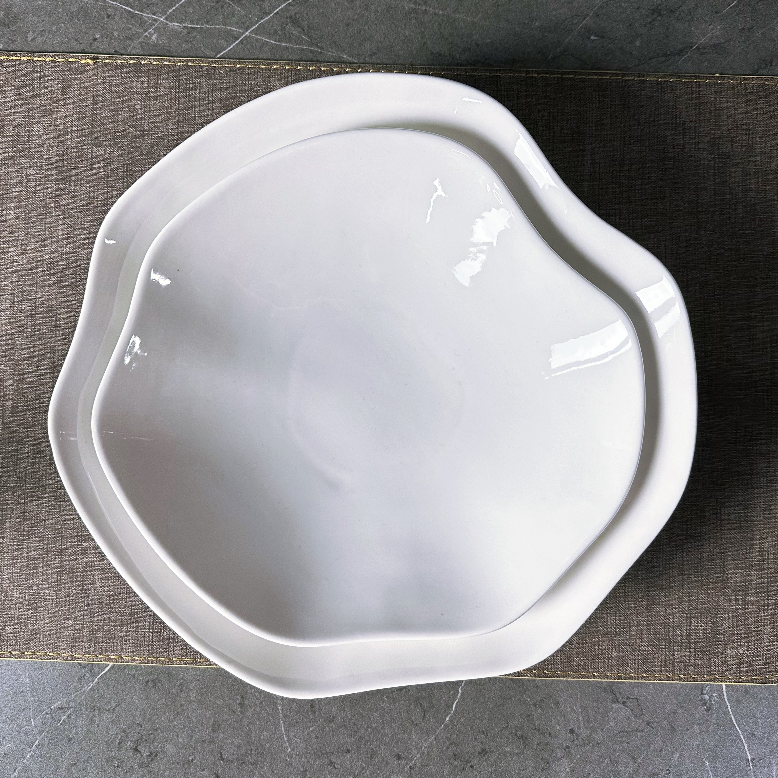 Classic white porcelain irregularly edge-shaped plates, 9.5-inch and 11.5-inch shallow plates and bowls, creative ceramic tableware, hotel, restaurant, banquet, commercial and household