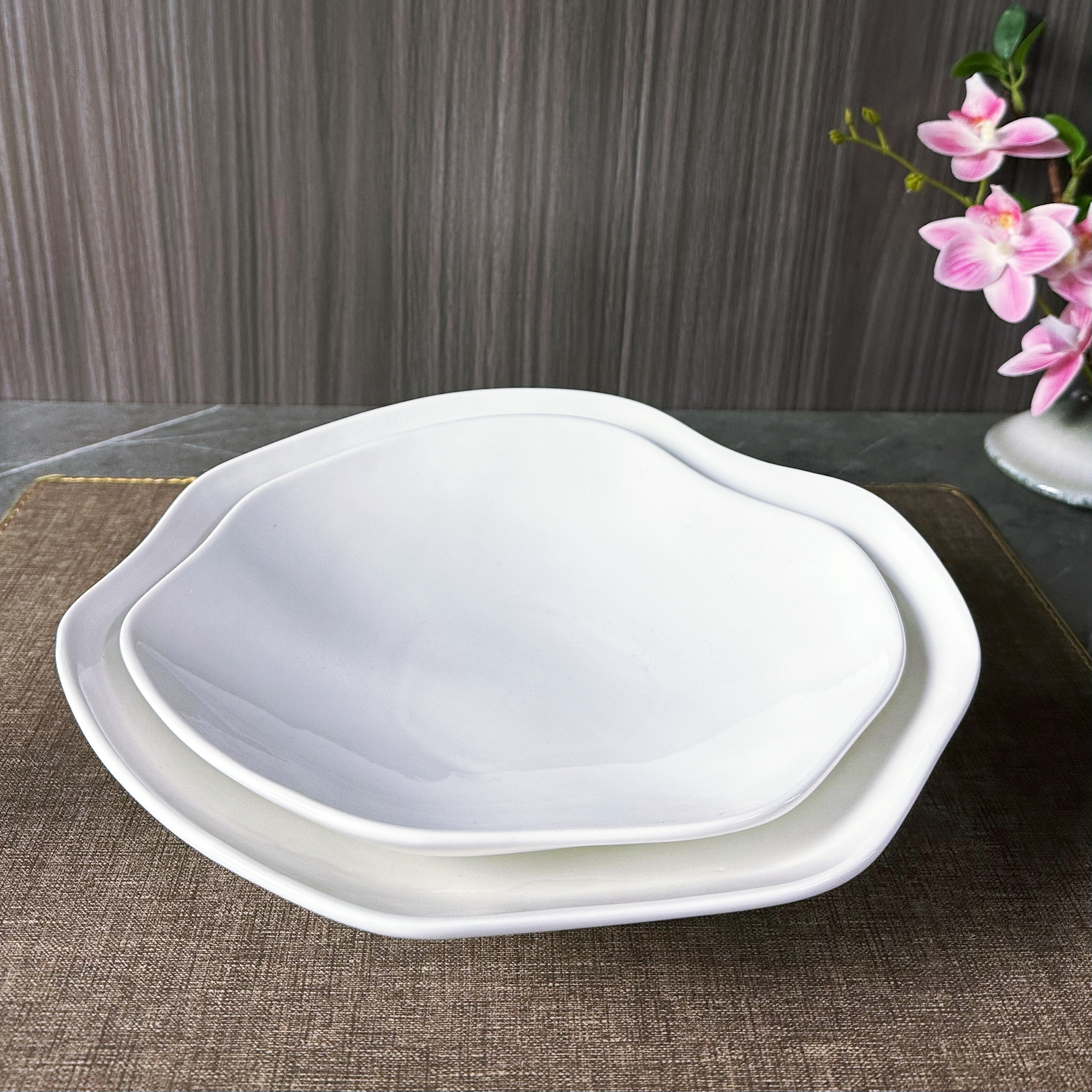 Classic white porcelain irregularly edge-shaped plates, 9.5-inch and 11.5-inch shallow plates and bowls, creative ceramic tableware, hotel, restaurant, banquet, commercial and household Item Picture