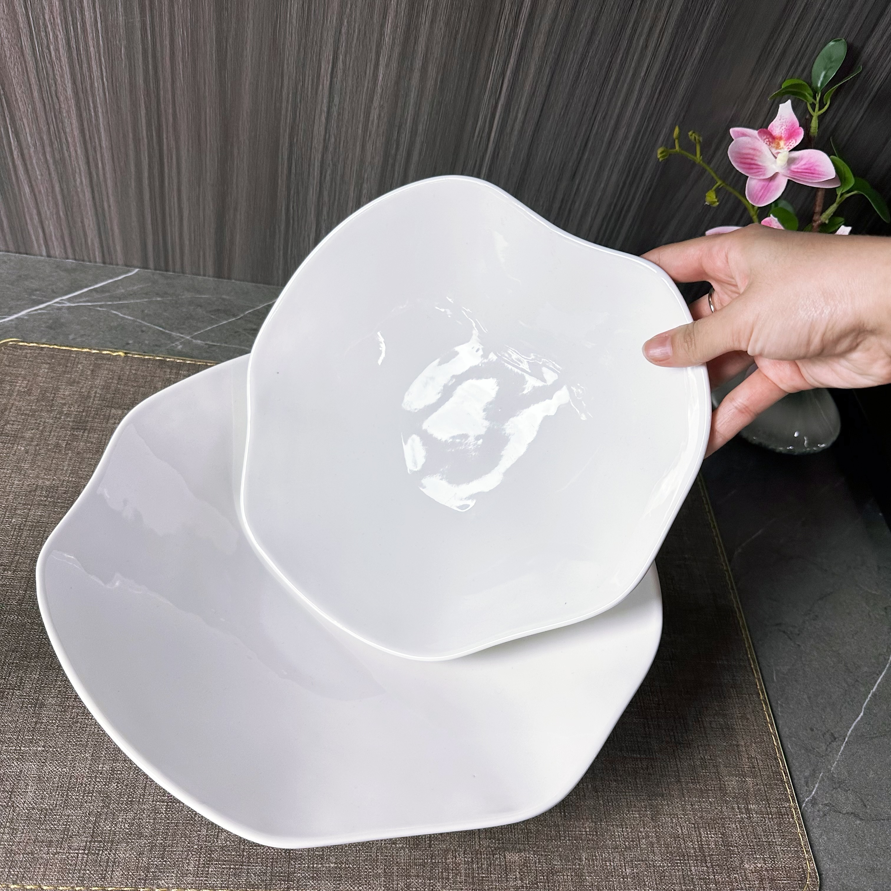 Classic white porcelain irregularly edge-shaped plates, 9.5-inch and 11.5-inch shallow plates and bowls, creative ceramic tableware, hotel, restaurant, banquet, commercial and household details Picture