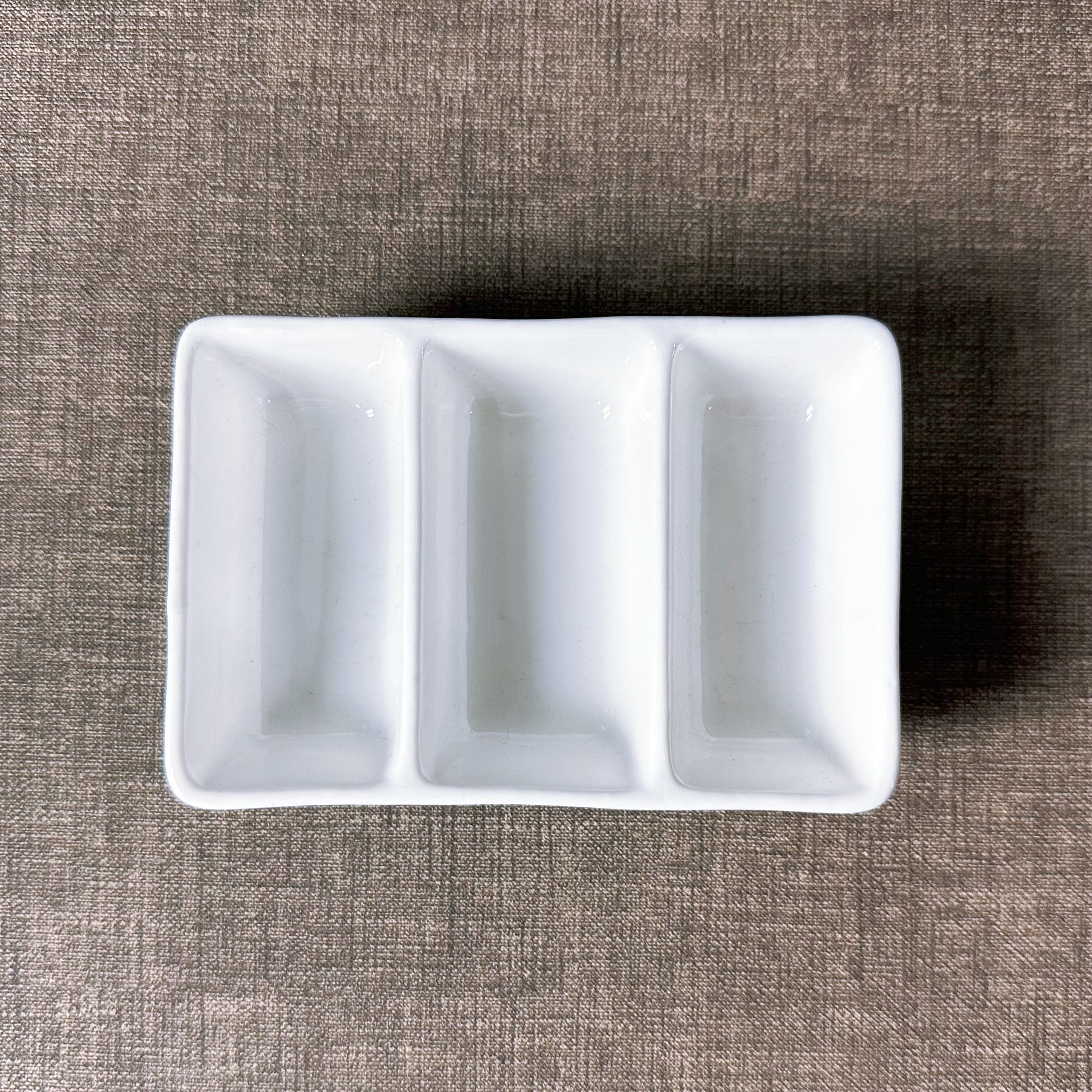 White porcelain three-compartment dipping sauce plate, seasoning plate, barbecue sauce plate, ceramic tableware wholesale, for hotels, restaurants and eateries, household use details Picture