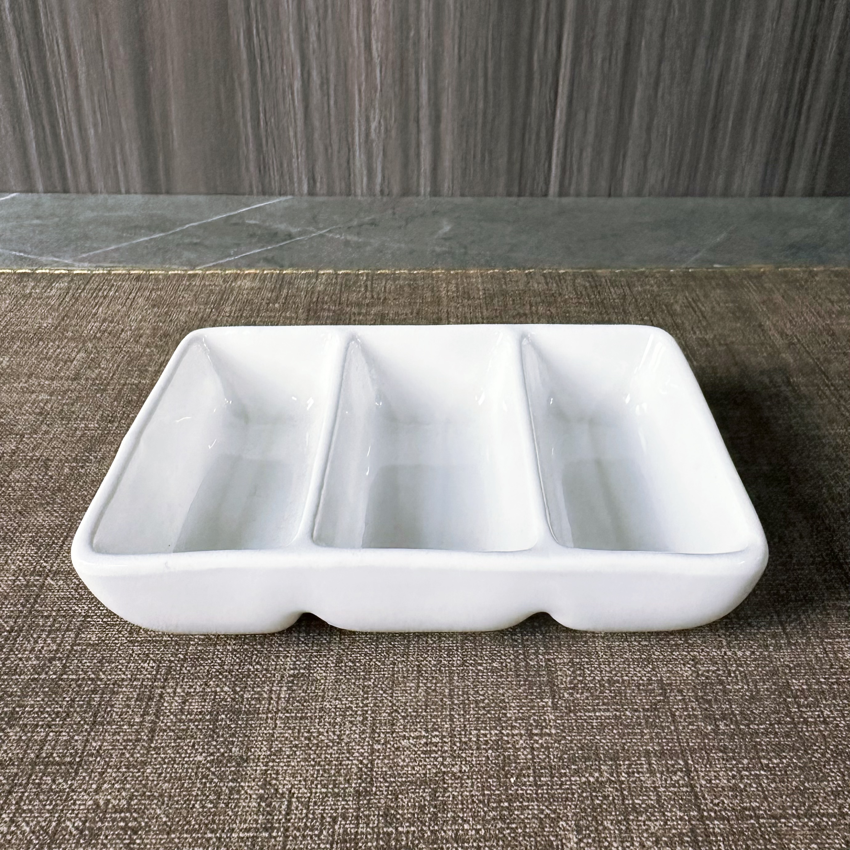 White porcelain three-compartment dipping sauce plate, seasoning plate, barbecue sauce plate, ceramic tableware wholesale, for hotels, restaurants and eateries, household use