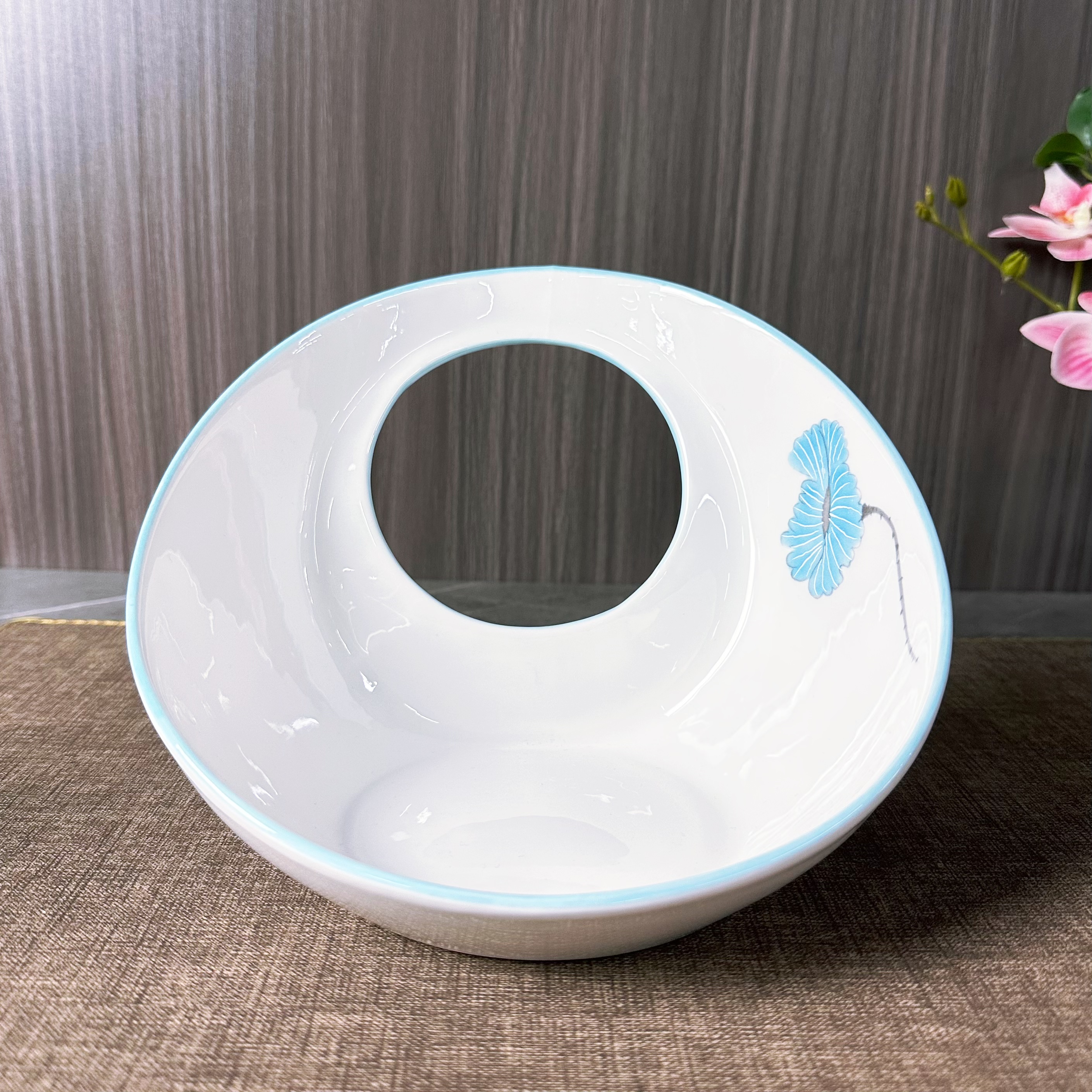 The Blue Lotus series ceramic Industrial Day and Moon Bowl is a creative and retro Chinese-style tableware for commercial use in hotels and restaurants details Picture