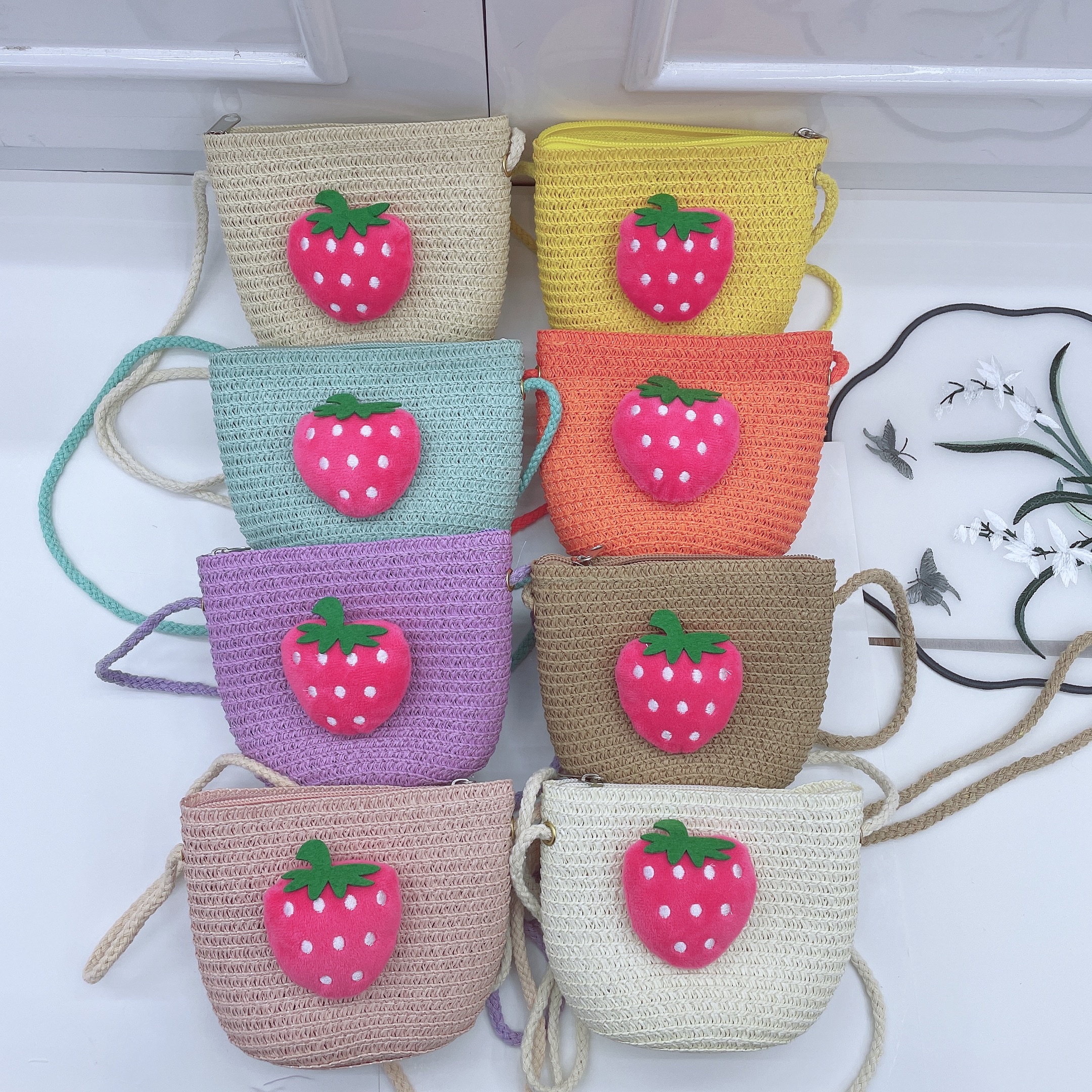 Wholesale of summer hand-woven straw bags, beach vacation bags, shell-shaped children's mini strawberry straw bags, crossbody bags