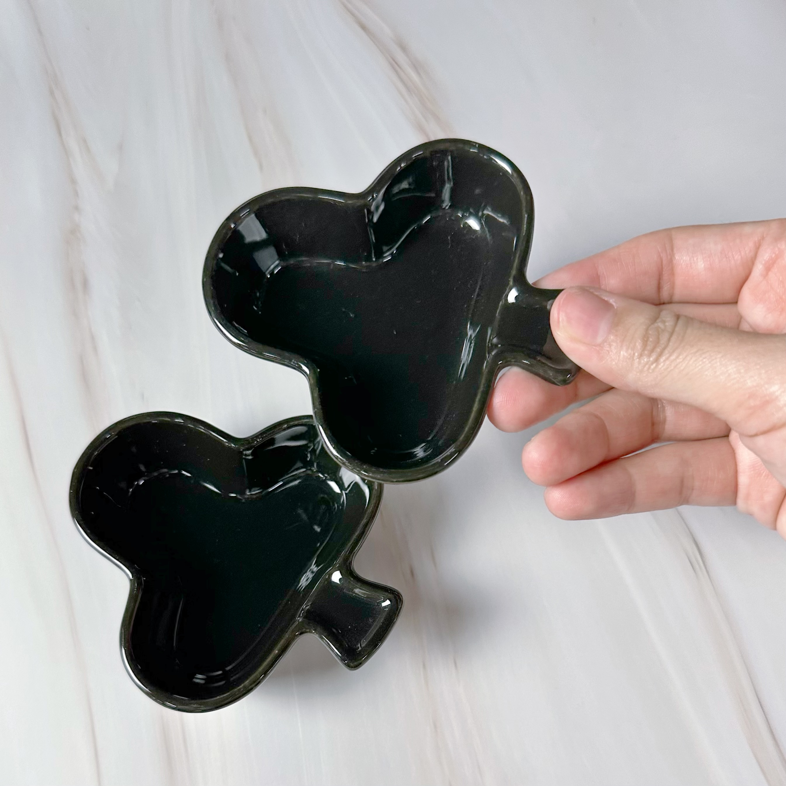 Creative ceramic black plum dipping sauces, dipping sauces, oil, salt, soy sauce, vinegar sauces, tableware, suitable for hotels, restaurants, banquets, home and commercial use Application Scenario