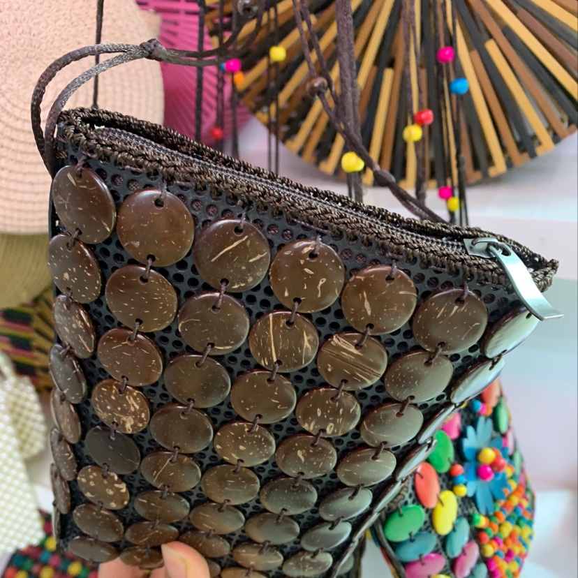 The ten-year factory store of Baibian Bags features coconut shell flower women's bags, beaded mobile phone crossbody women's bags, and special handicrafts Specification image