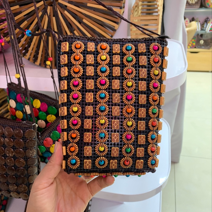 The resin women's bags, beaded mobile phone crossbody women's bags and scenic spots are selling well in the factory store of Baibian Bags for ten years