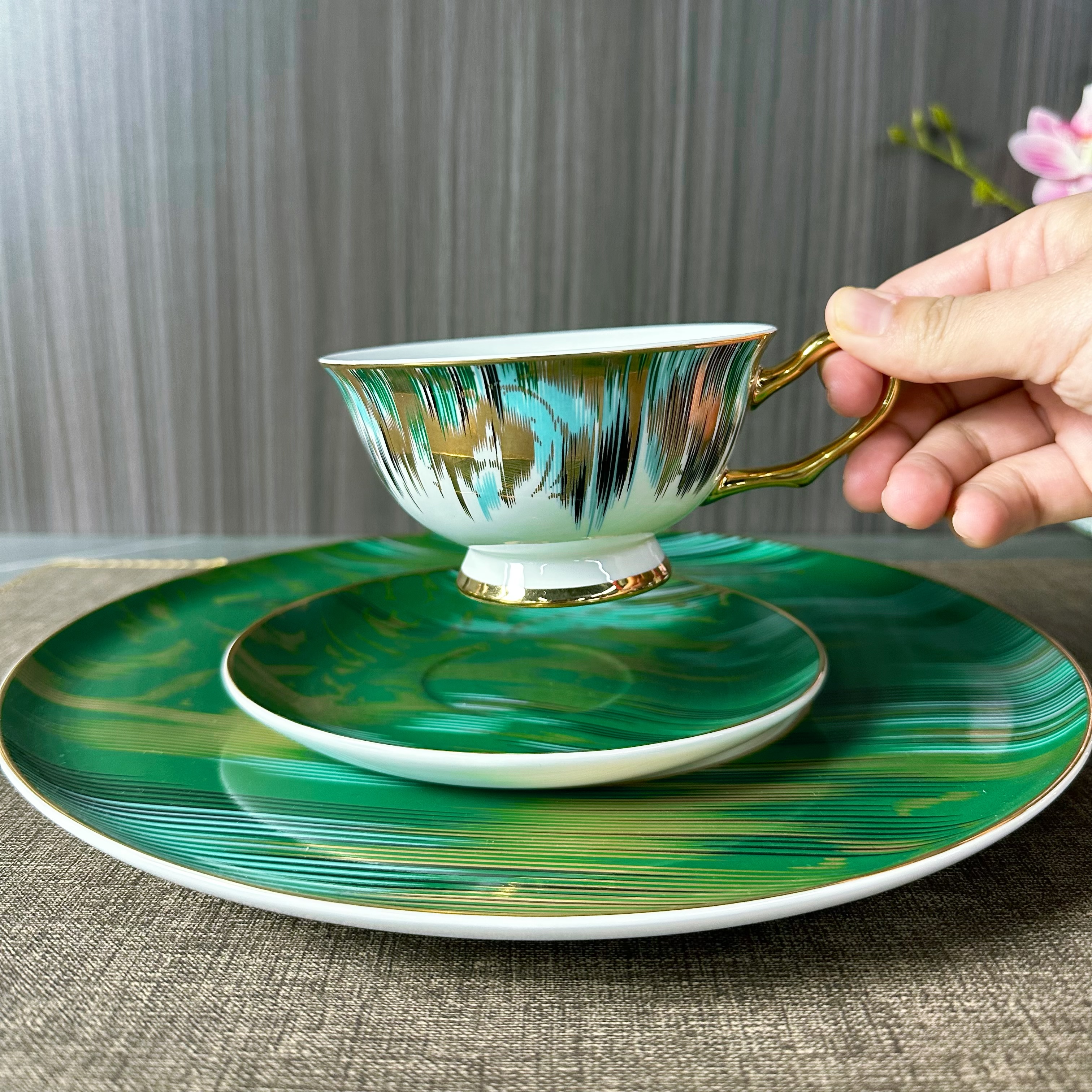 Peacock green gold foil cups and plates 10.5-inch plate set, three-piece set, European court style, hotel, restaurant, banquet, business and household Item Picture