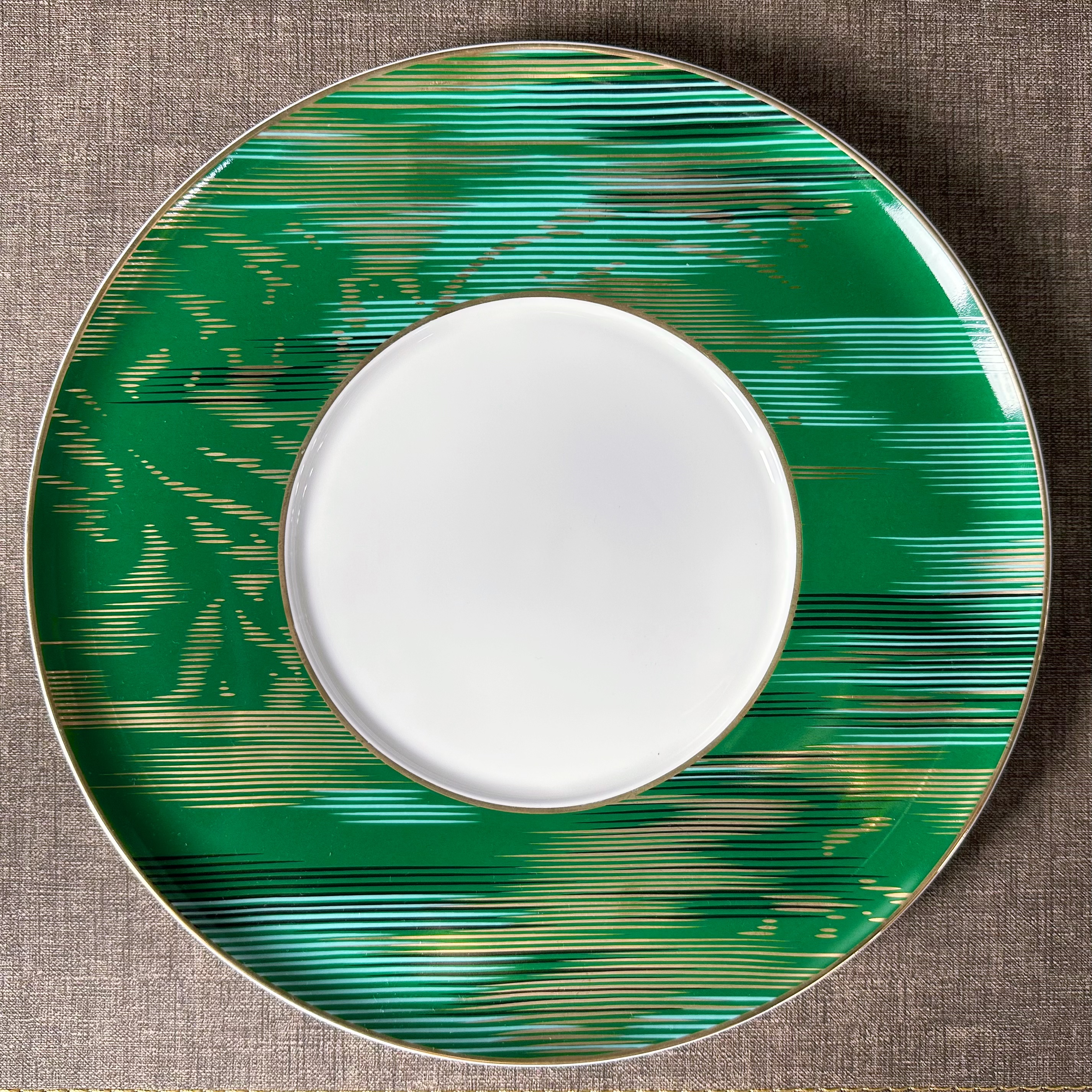 Peacock green gold foil cups and plates 10.5-inch plate set, three-piece set, European court style, hotel, restaurant, banquet, business and household Application Scenario