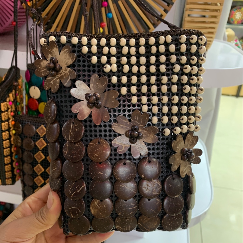 The ten-year factory store of Baibian Bags features coconut shell flower women's bags, beaded mobile phone crossbody women's bags, and special handicrafts