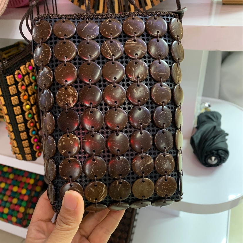 The ten-year factory store of Baibian Bags features coconut shell flower women's bags, beaded mobile phone crossbody women's bags, and special handicrafts details Picture