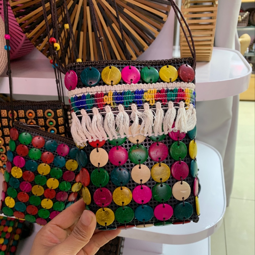 Hainan coconut shell women's bags, colorful coconut shell bags, mobile phone bags and retro bags can be customized