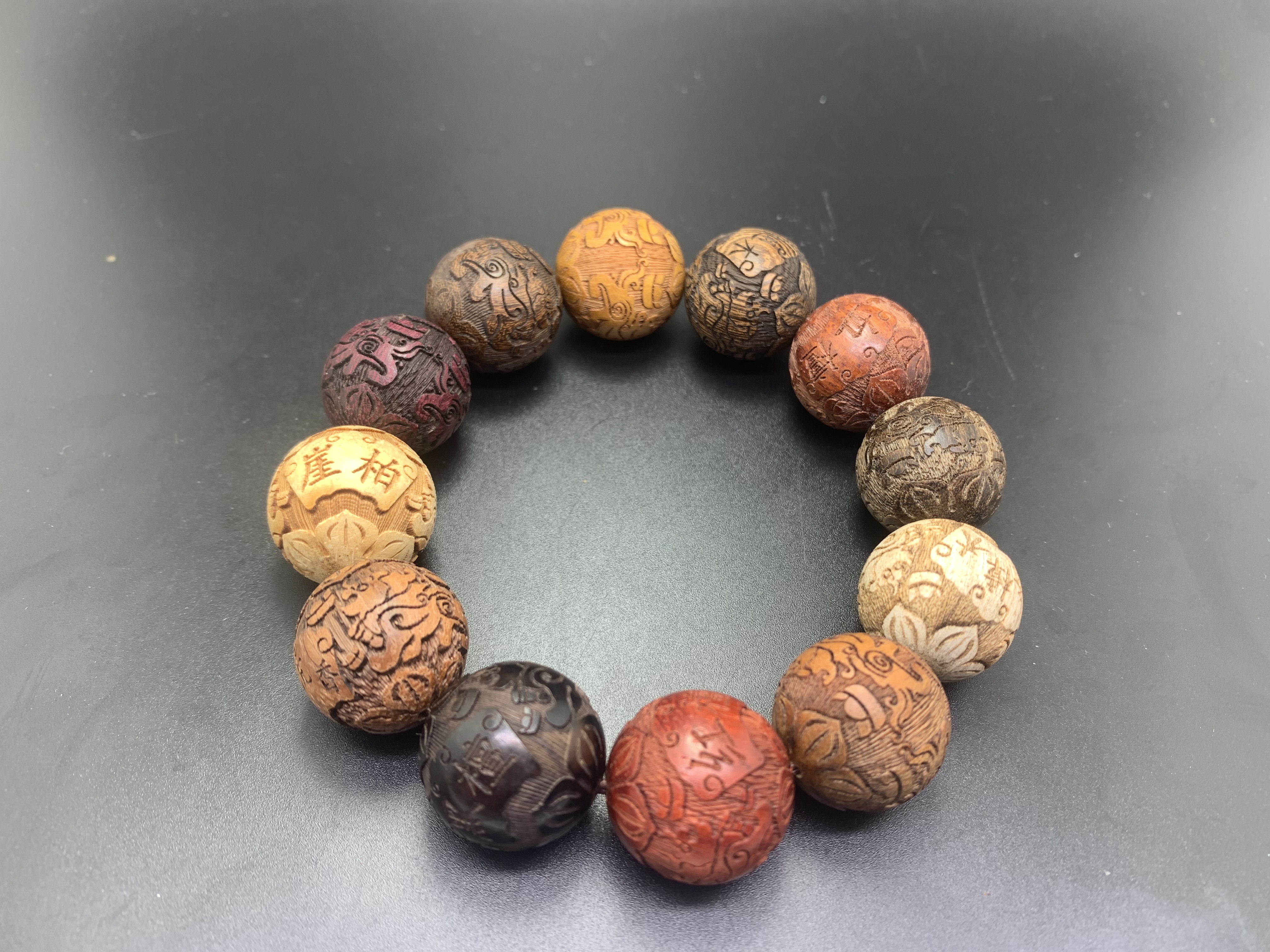 Sandalwood multi-treasure beads 2.0cm fully carved PI Xiu men's and women's cultural collectibles hand beads: Xiangyuan Buddhist Bead Store, 8091, D Zone, 3rd Floor, Phase I of Yiwu International Trade City Application Scenario