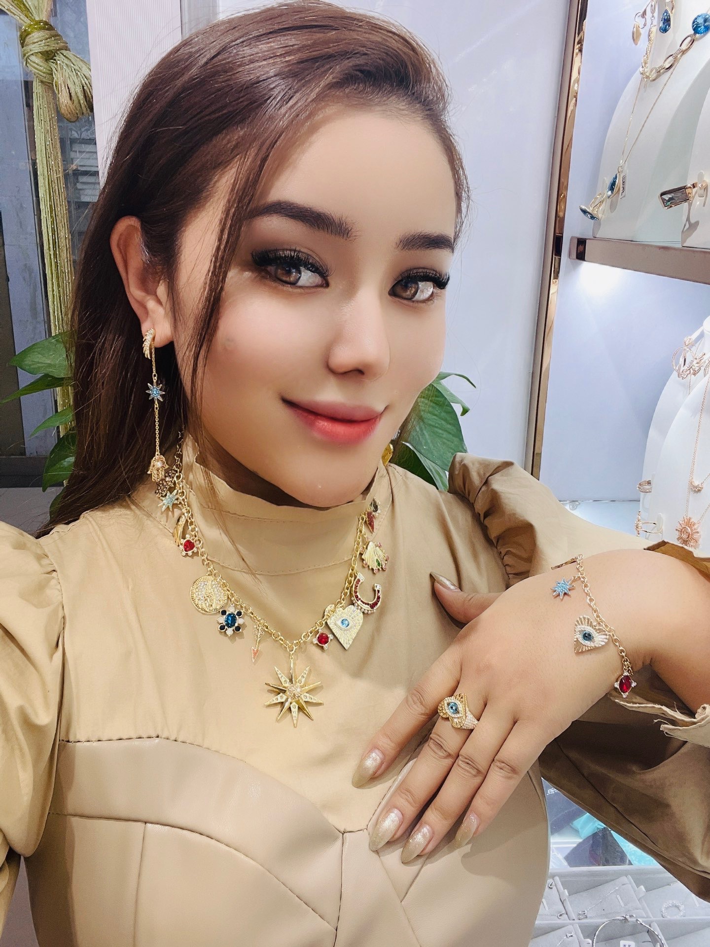 Xie Yuer Fashion Personality Big Sunflower Fashion Jewelry Application Scenario