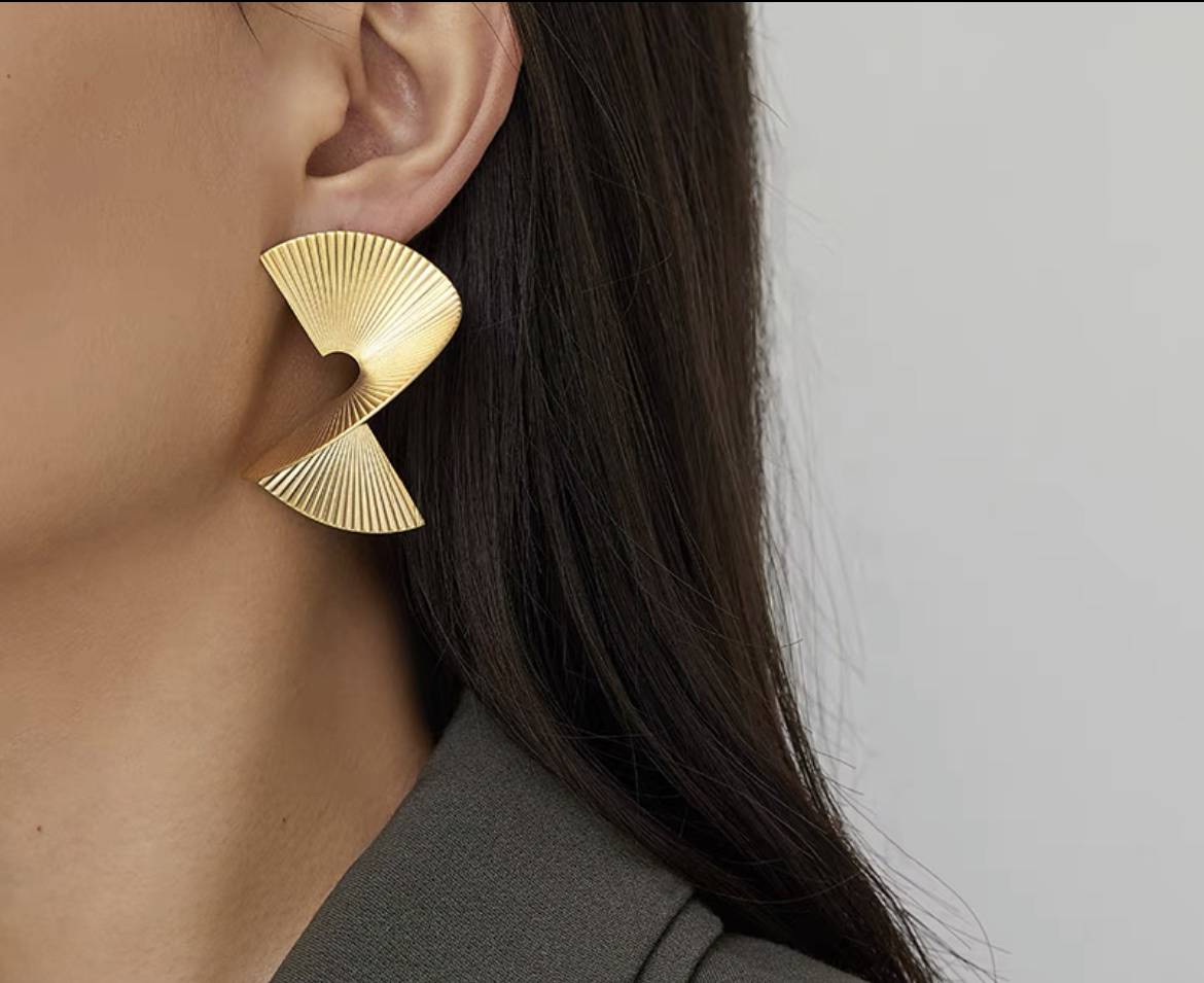 Korean Style Personality Exaggerated Design High Sense Of Irregular Geometry Metal Light Luxury Style Earrings Fate Season Application Scenario