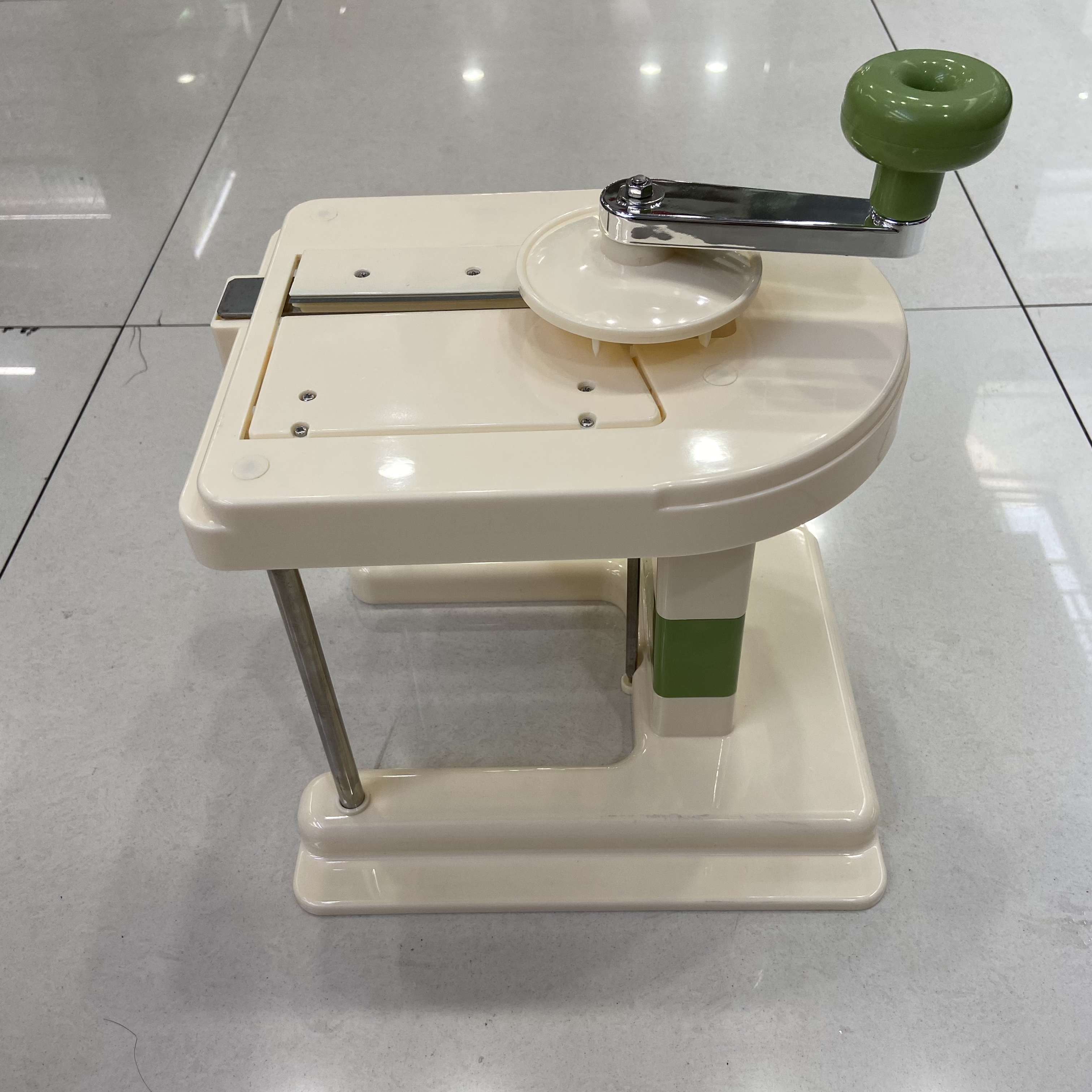 Multi-functional hand-cranked vegetable cutter, Japanese cabbage slicer, kitchen household slicer and slicer Application Scenario