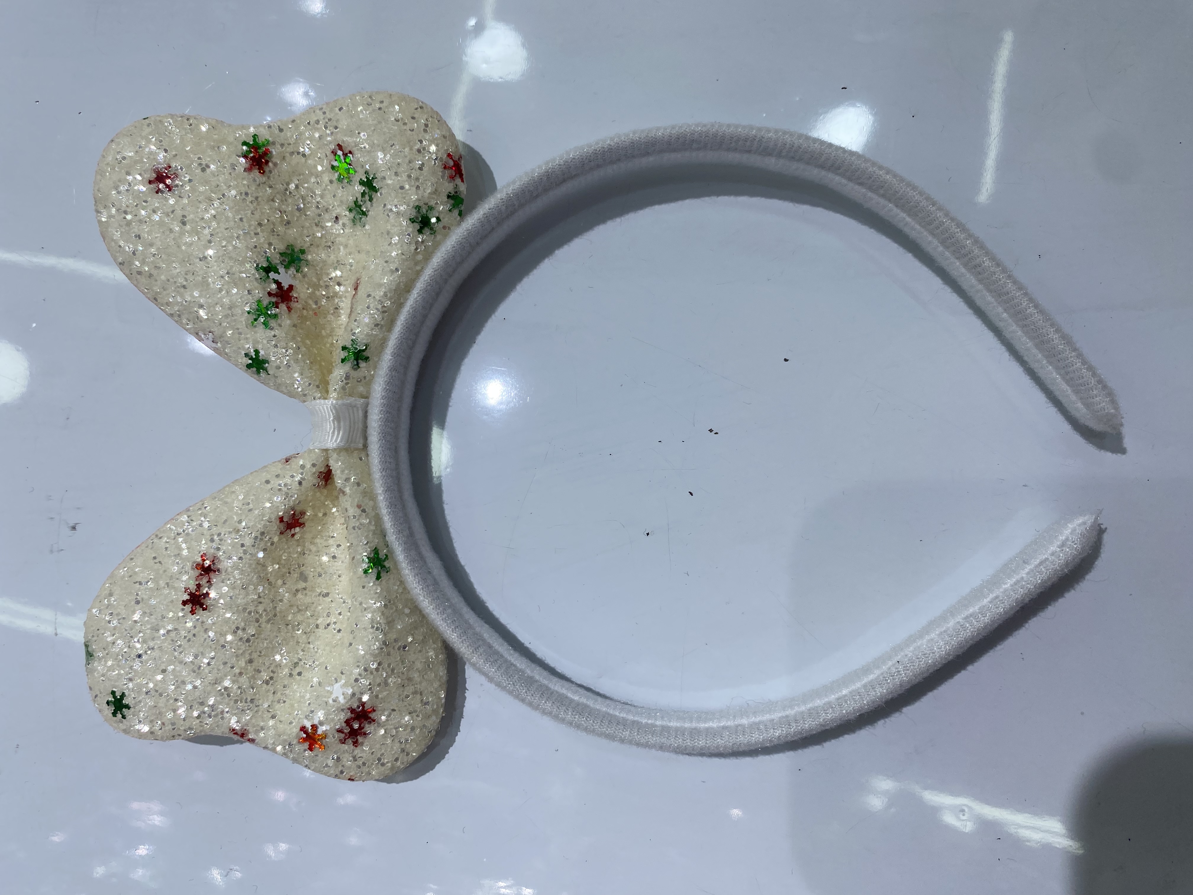 A best-selling headband with a thick powder and a snowflake round head bow Item Picture