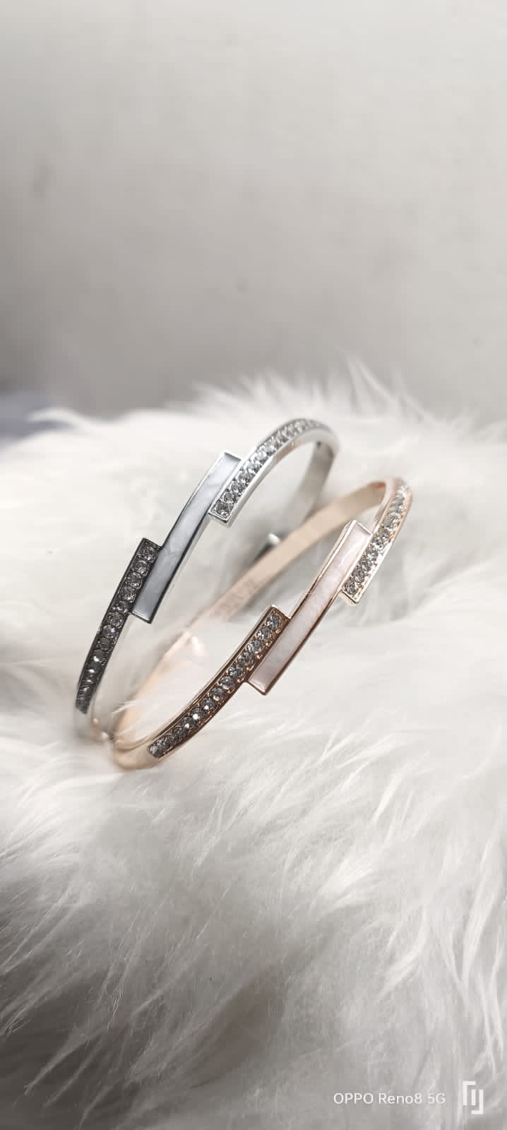 The oil bracelets are arranged diagonally