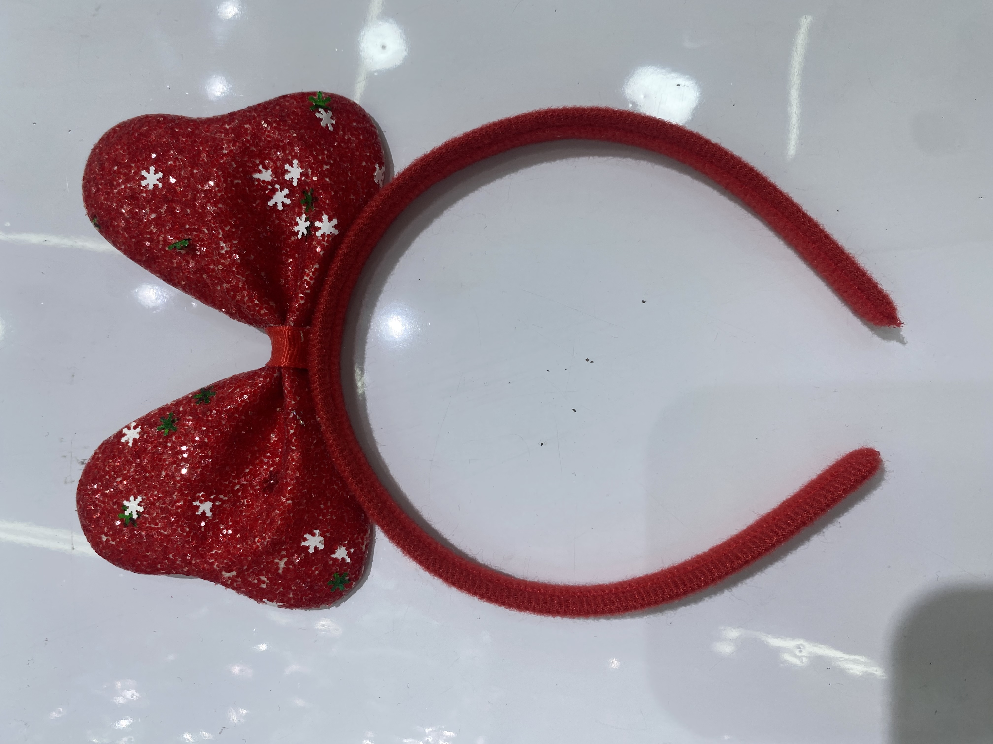 A best-selling headband with a thick powder and a snowflake round head bow Application Scenario