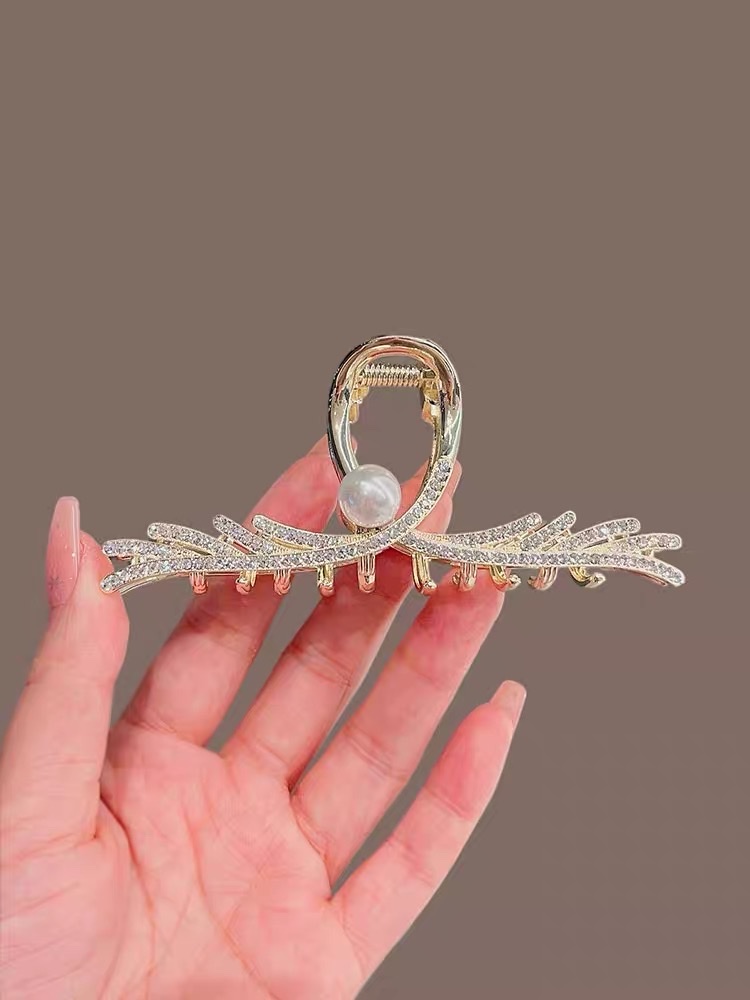 High-end and exquisite shark clip, large hair clip, women's updo, hair clamp, simple and elegant headwear at the back of the head Application Scenario