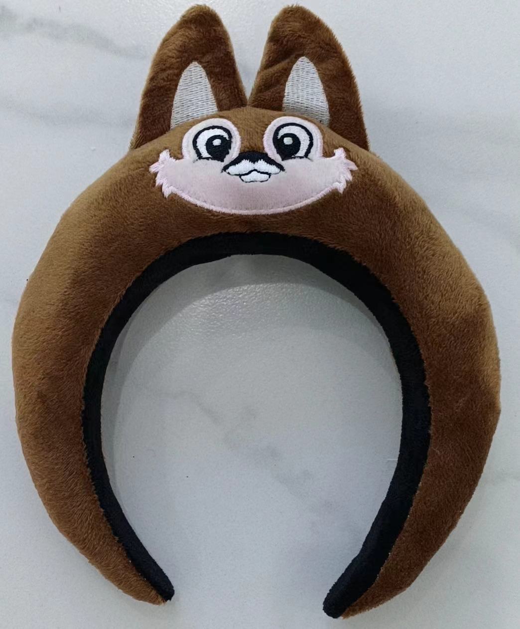 A variety of cute and funny cartoon hair bands are essential tools for washing your face and applying facial masks.