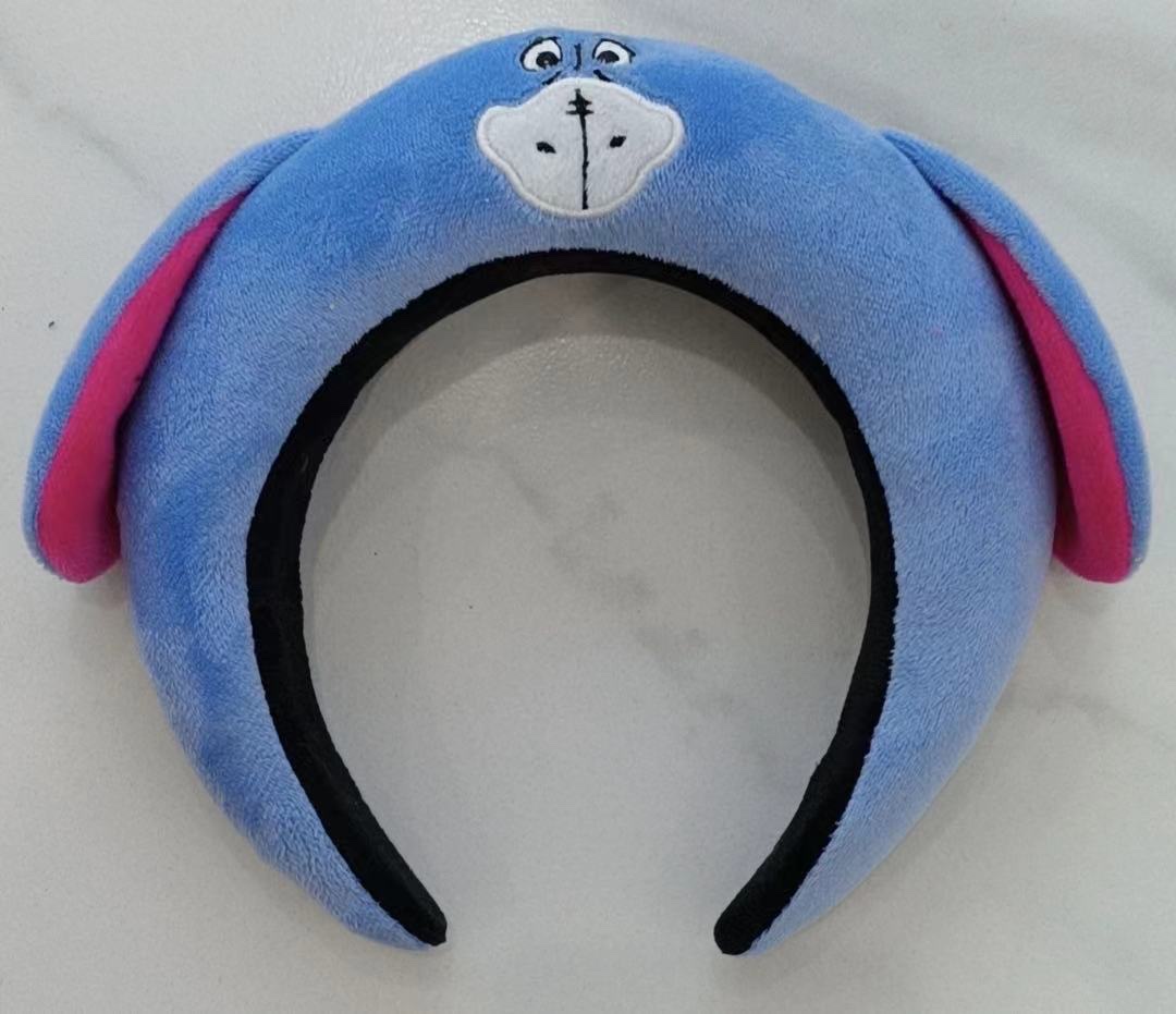 A variety of cute and funny cartoon hair bands are essential tools for washing your face and applying facial masks. Application Scenario