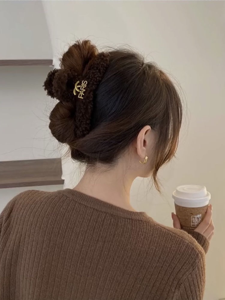 The back of the head is a popular, elegant and simple hair clip for autumn and winter. It features a large shark clip and a furry hair accessory