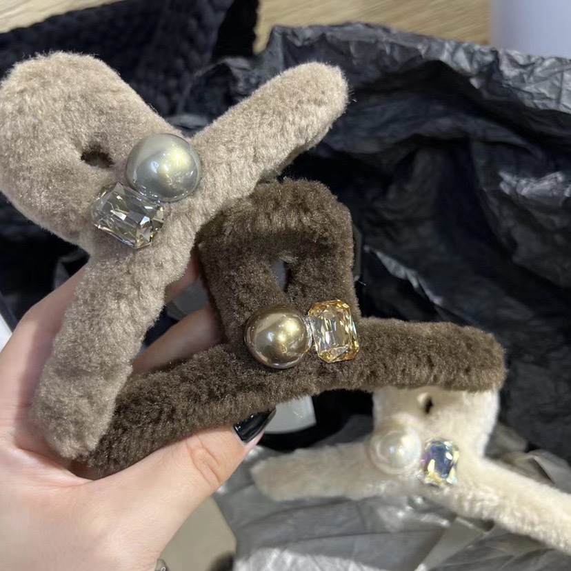 The back of the head is a popular, elegant and simple hair clip for autumn and winter. It features a large shark clip and a furry hair accessory Application Scenario