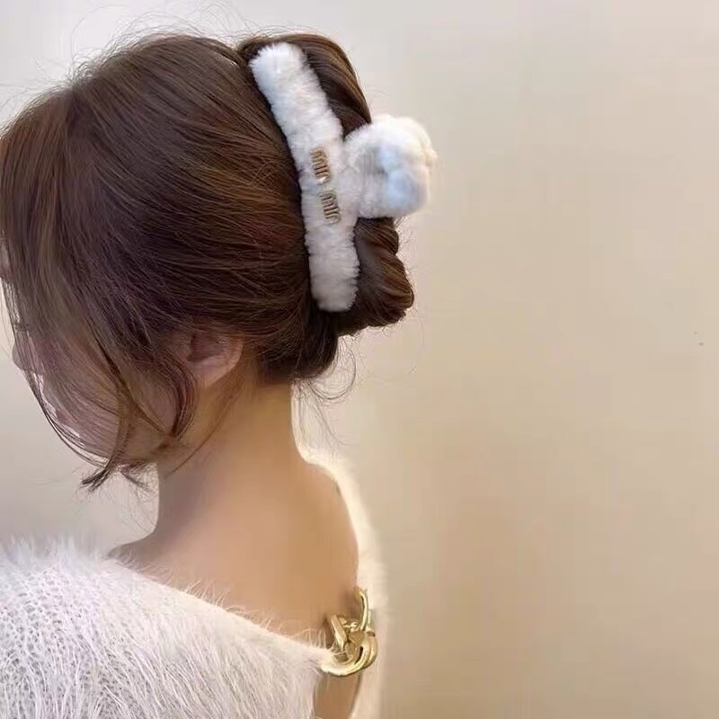This is a large size with plenty of hair. The back of the head is covered with hair. It features a shark clip, a plush grab clip, and hair accessories. It's a new high-end autumn and winter collection for 2022 Application Scenario
