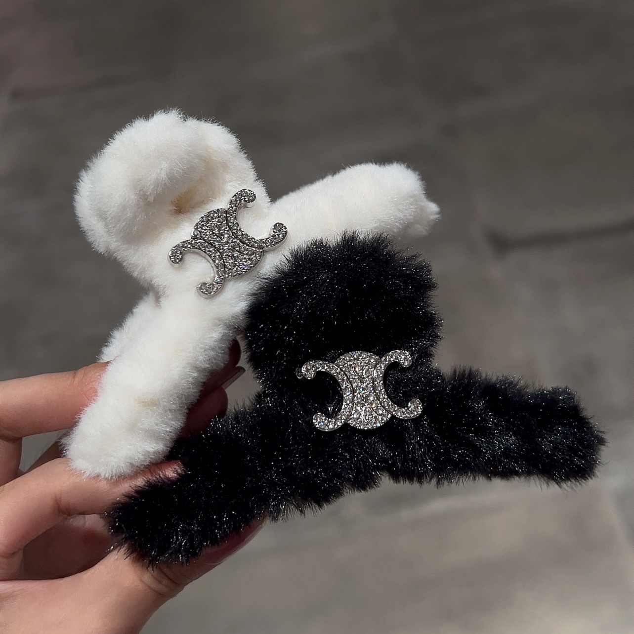Plush claw clip for women 2023 New large updo, shark clip, high-end hairpin, back of the head, autumn and winter clip headwear Application Scenario