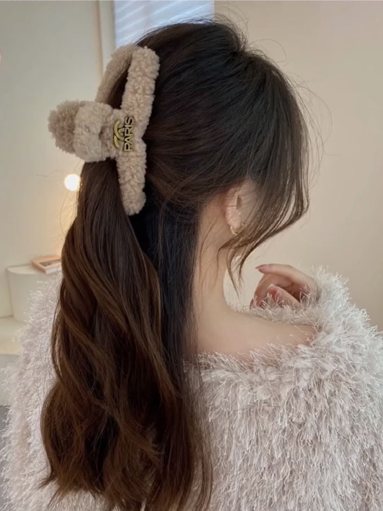 The back of the head is a popular, elegant and simple hair clip for autumn and winter. It features a large shark clip and a furry hair accessory details Picture