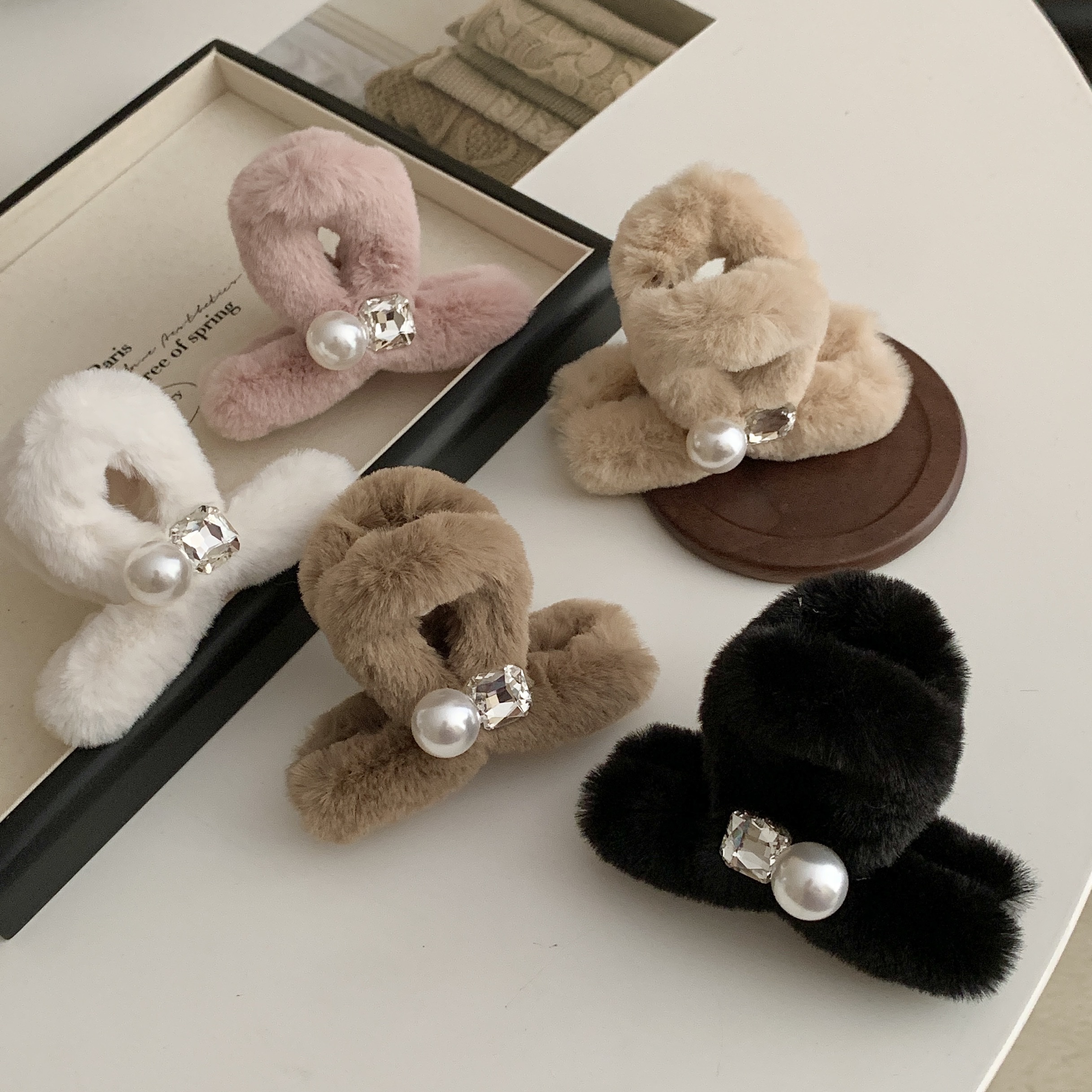 Plush claw clip for women 2023 New large updo, shark clip, high-end hairpin, back of the head, autumn and winter clip headwear Item Picture