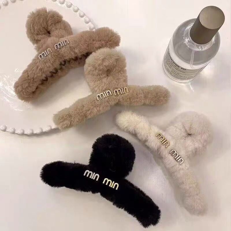 This is a large size with plenty of hair. The back of the head is covered with hair. It features a shark clip, a plush grab clip, and hair accessories. It's a new high-end autumn and winter collection for 2022